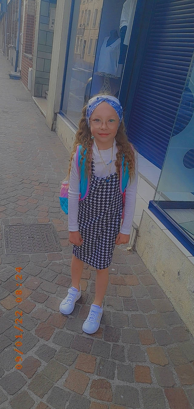 Sanya participe au concours pour gagner de l'argent avec cette photo : cap, child, cool, electric_blue, fashion_accessory, fashion_design, flooring, fun, head, headwear, human_leg, joy, knee, leisure, magenta, pattern, person, pink, road_surface, sleeve