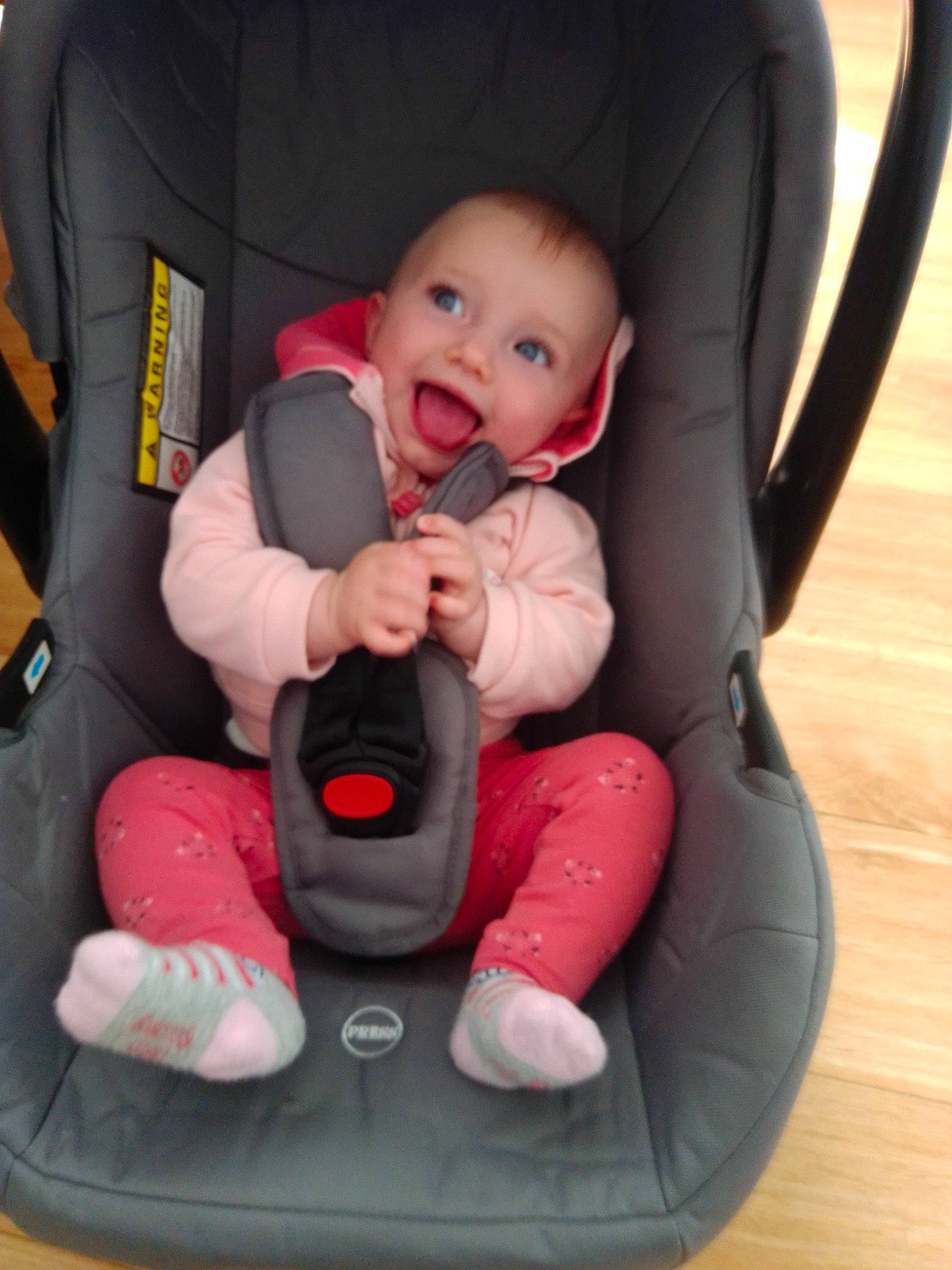 Gladys a rejoint le concours — aidez-le/la à gagner de superbes lots ! baby, baby_carriage, baby_in_car_seat, baby_products, car_seat, car_seat_cover, child, comfort, person, pink, product, toddler