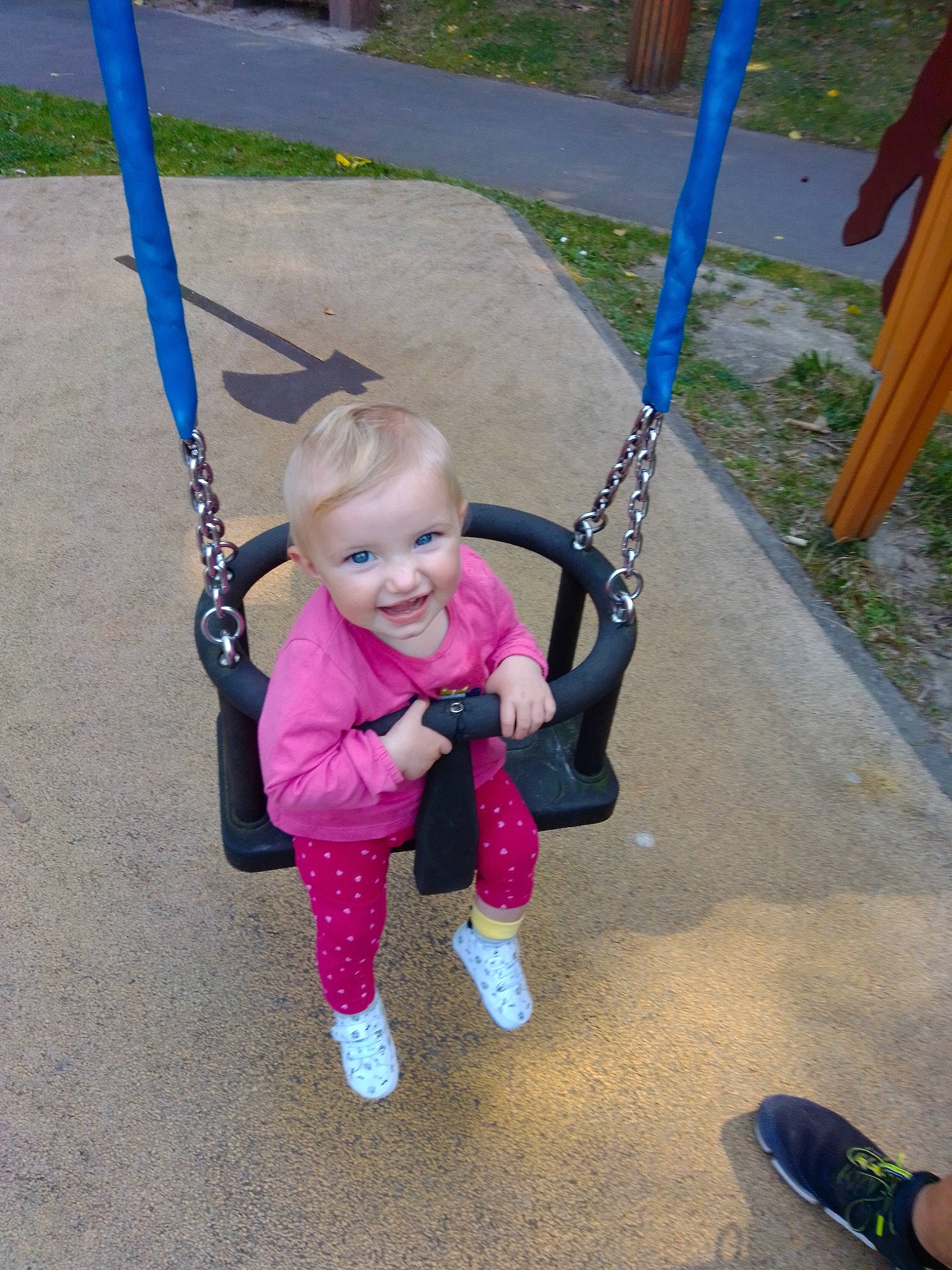 Gladys participe au concours pour gagner de l'argent avec cette photo : child, fun, joy, outdoor_play_equipment, person, play, playground, public_space, smile, swing, toddler, vacation