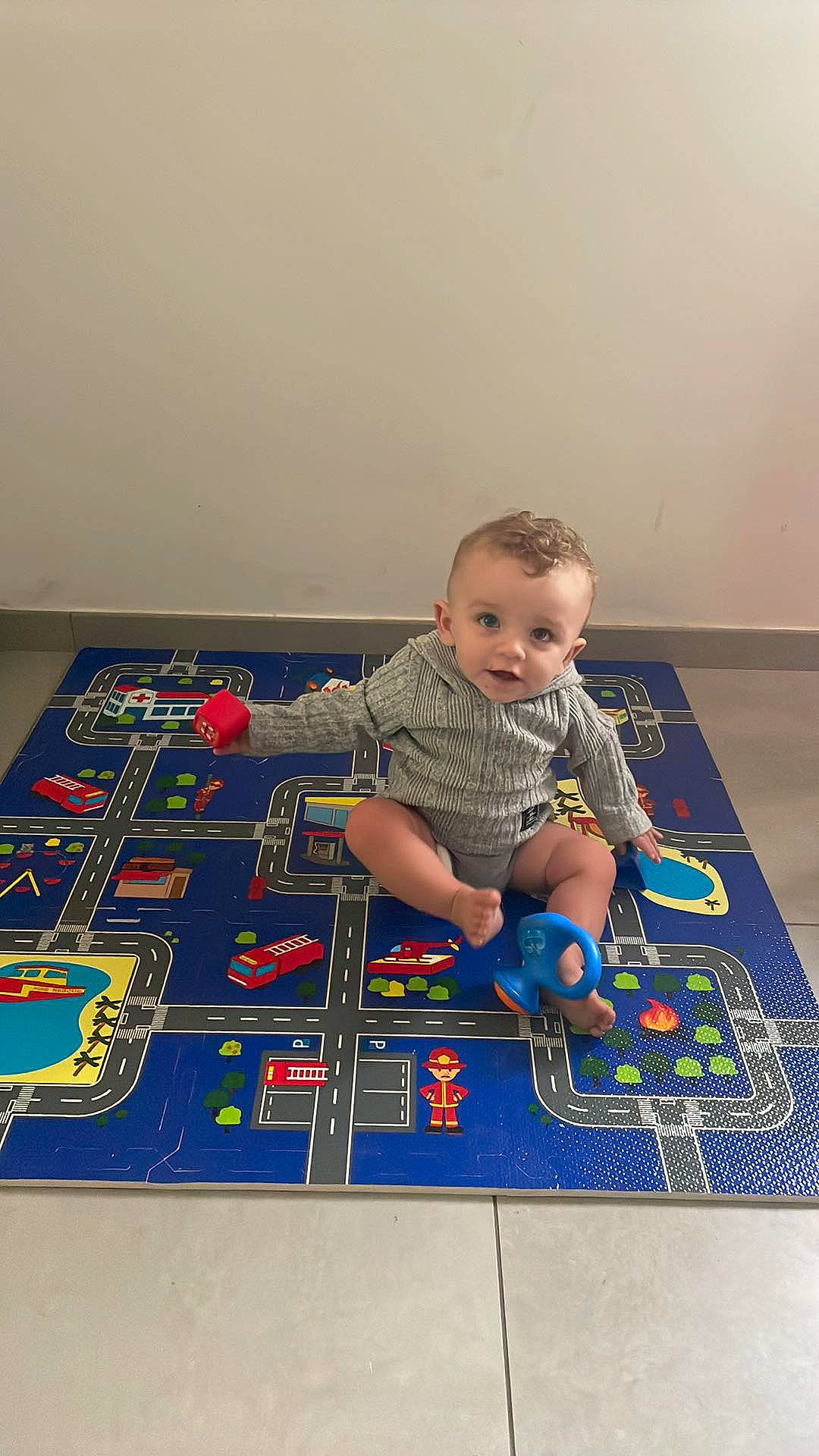 Ryan participe au concours pour gagner de l'argent avec cette photo : baby, baby_toddler_clothing, baby_toys, child, educational_toy, floor, flooring, fun, hardwood, indoor_games_and_sports, leisure, pattern, person, play, recreation, room, sitting, t_shirt, toddler, toy