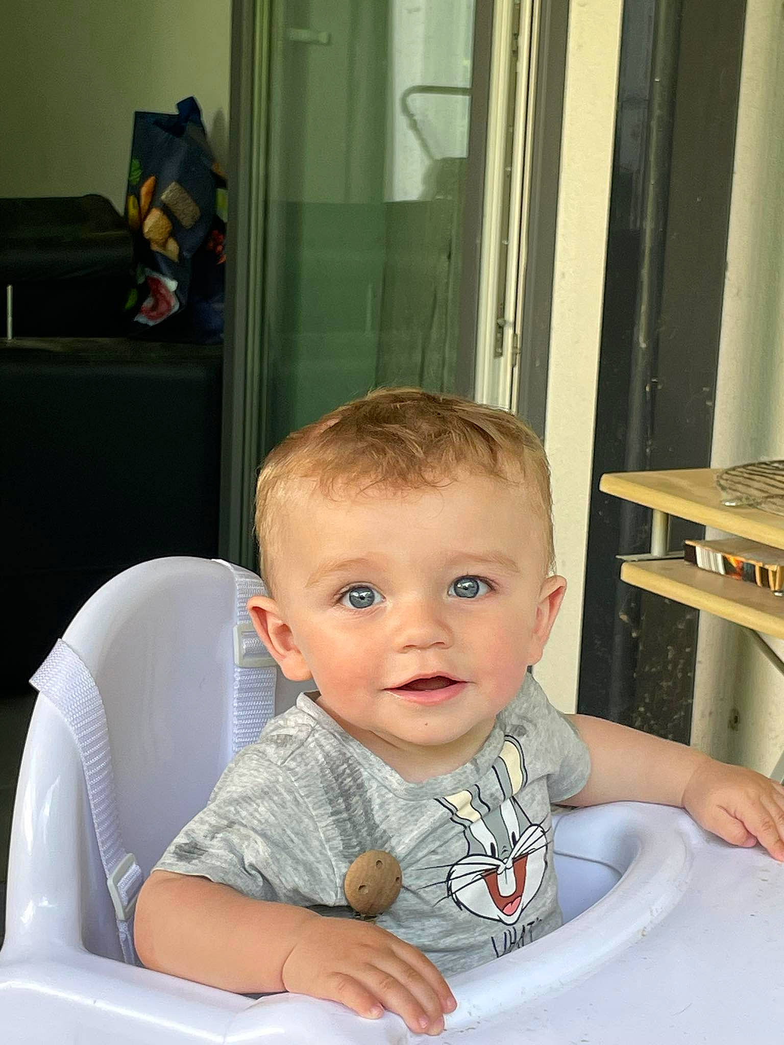 Ryan a rejoint le concours — aidez-le/la à gagner de superbes lots ! baby, baby_toddler_clothing, chair, cheek, child, chin, comfort, desk, door, flooring, fun, happy, lap, person, room, sitting, skin, t_shirt, table, toddler