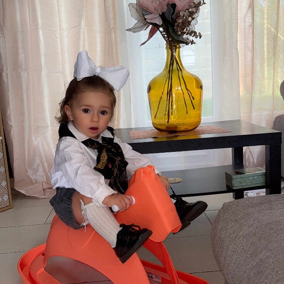 Kélÿa a rejoint le concours — aidez-le/la à gagner de superbes lots ! architecture, baby, building, clothing, couch, flower, flowerarrangement, flowerbouquet, footwear, furniture, ikebana, indoors, jar, livingroom, person, plant, pottedplant, pottery, room, shoe