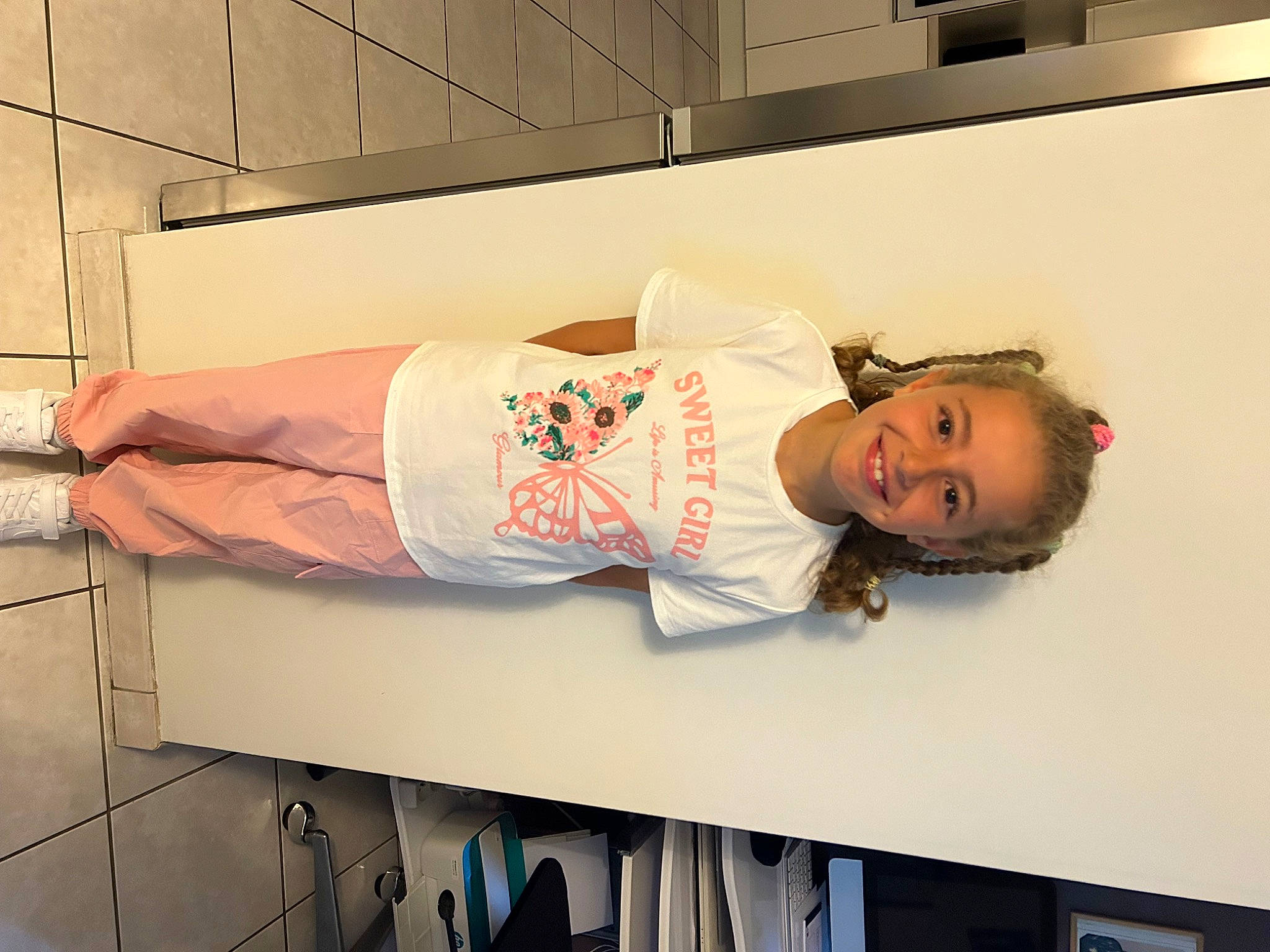 Kenza a rejoint le concours — aidez-le/la à gagner de superbes lots ! advertising, comfort, dress, elbow, fashion_design, human_leg, joy, person, room, sleeve, smile, thigh