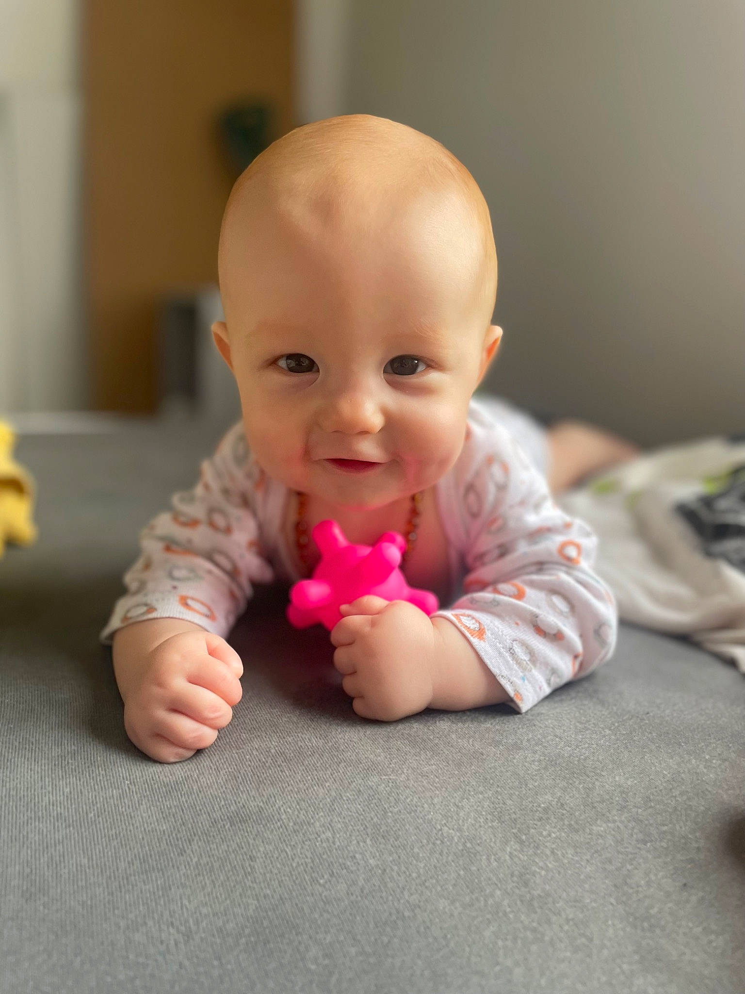 Ayden a rejoint le concours — aidez-le/la à gagner de superbes lots ! arm, baby, baby_toddler_clothing, cheek, eye, face, floor, flooring, gesture, hand, happy, leg, lip, nose, person, skin, smile, thumb, toddler, tummy_time