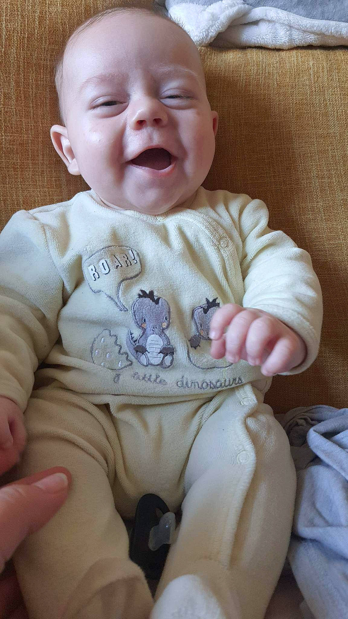 Nelio a rejoint le concours — aidez-le/la à gagner de superbes lots ! arm, baby, baby_toddler_clothing, cheek, child, collar, comfort, eye, face, facial_expression, happy, head, human_body, iris, lip, nose, person, skin, sleeve, smile