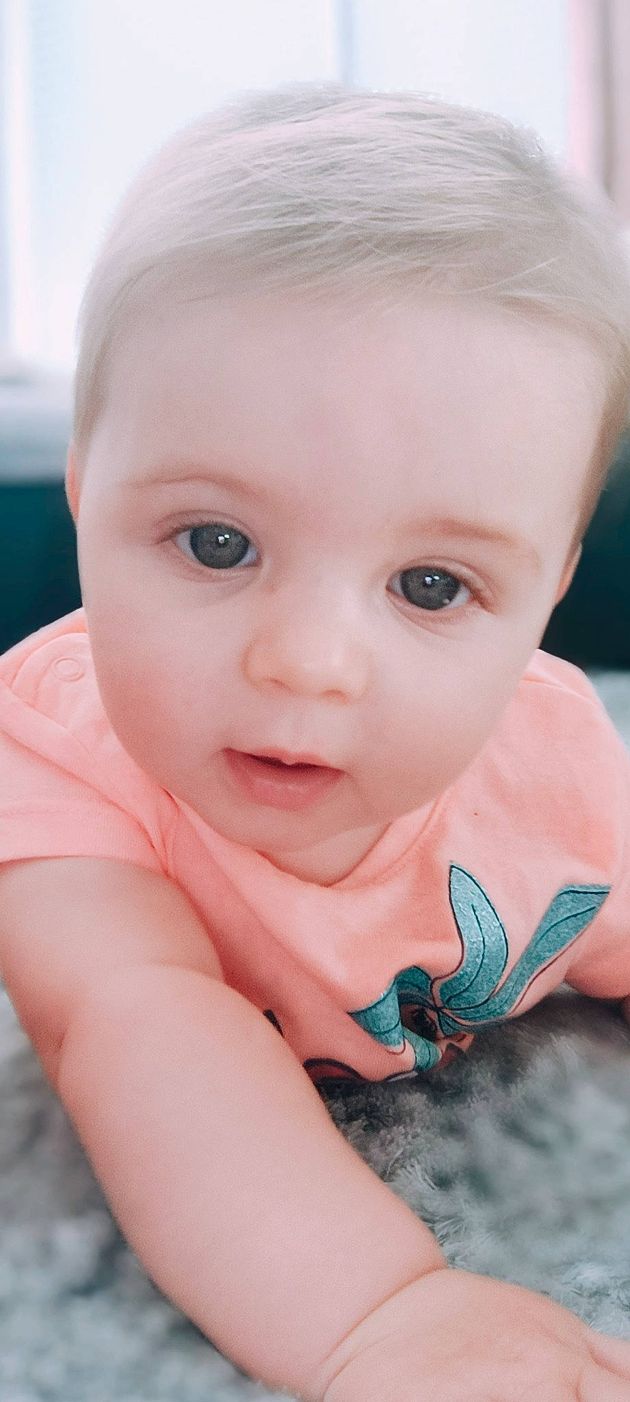 Kaïna a rejoint le concours — aidez-le/la à gagner de superbes lots ! baby, baby_toddler_clothing, cheek, chin, eye, eyebrow, eyelash, finger, flash_photography, happy, human_body, iris, lip, mouth, nail, nose, person, pink, skin, standing