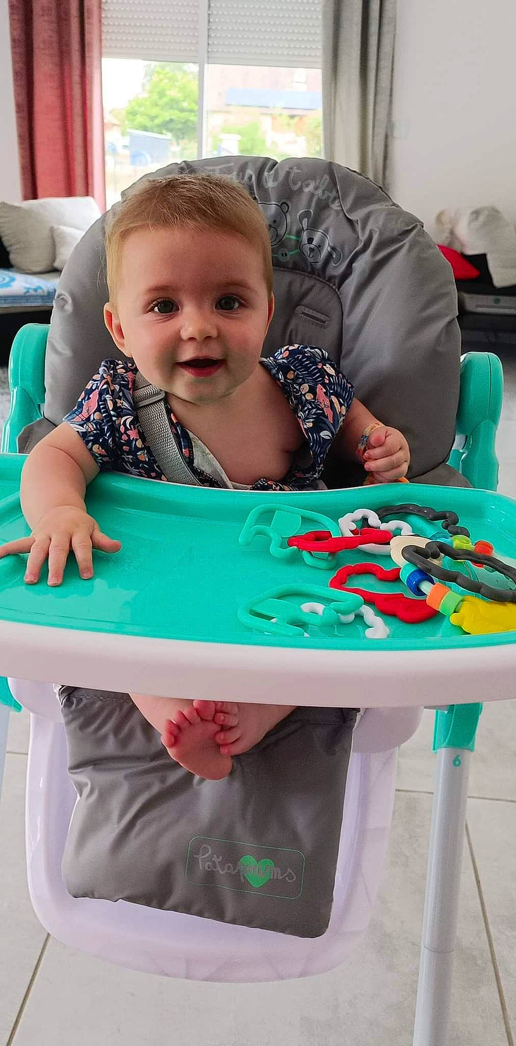 Kaïna participe au concours pour gagner de l'argent avec cette photo : baby, baby_products, baby_safety, baby_toddler_clothing, chair, child, comfort, couch, fun, furniture, green, happy, joy, leisure, person, play, room, sitting, smile, t_shirt