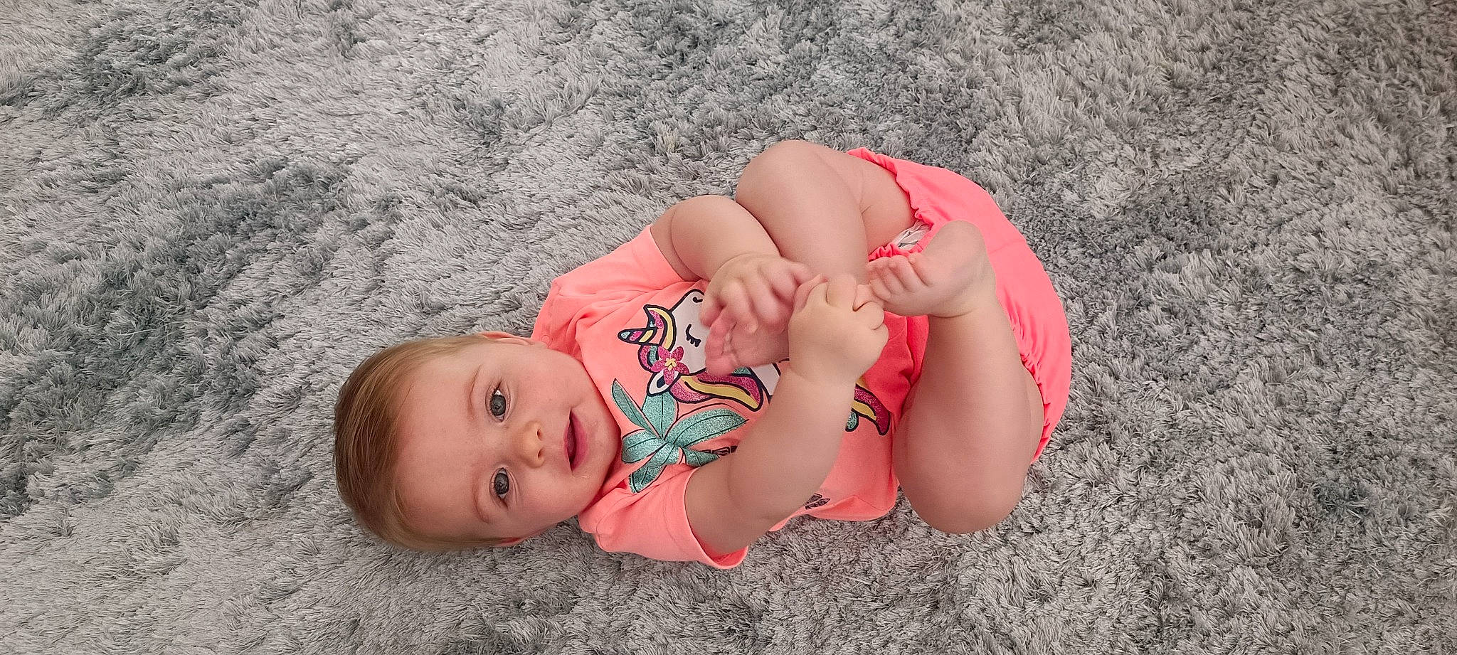 Kaïna participe au concours pour gagner de l'argent avec cette photo : baby, baby_toddler_clothing, child, comfort, eye, face, grass, hair, happy, head, headgear, human_body, lip, mouth, organ, person, pink, sand, skin, toddler