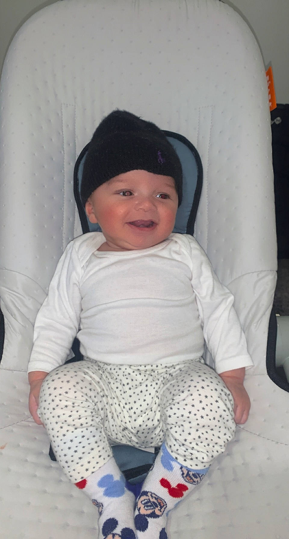 Amir a rejoint le concours — aidez-le/la à gagner de superbes lots ! baby, baby_toddler_clothing, cap, car_seat, cheek, comfort, electric_blue, eye, face, headwear, human_body, mammal, outerwear, person, product, skin, sleeve, smile, t_shirt, textile