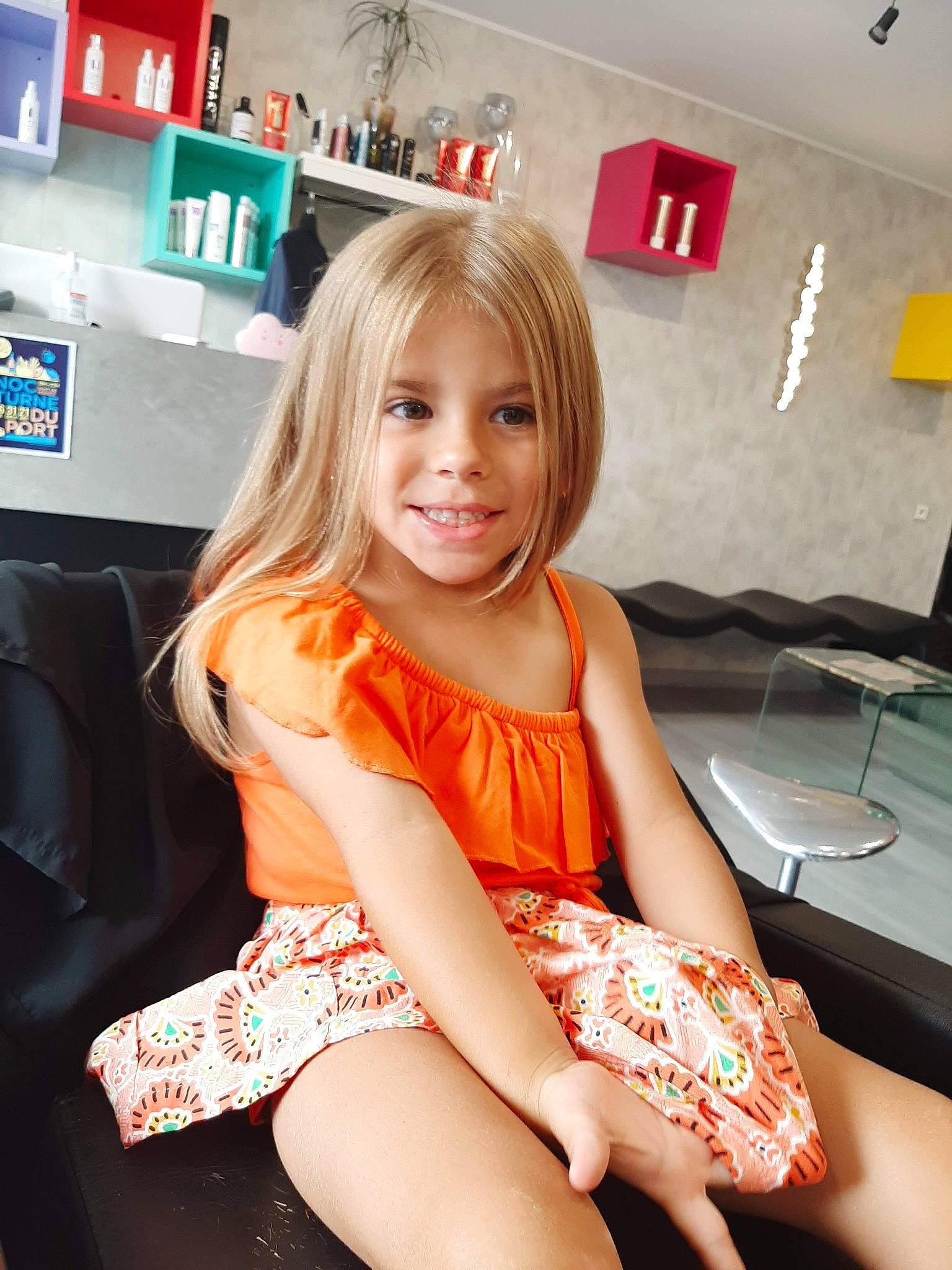 Maïly a rejoint le concours — aidez-le/la à gagner de superbes lots ! beauty, blond, child, child_model, hairstyle, human_leg, joy, leg, long_hair, person, room, sitting, smile, thigh