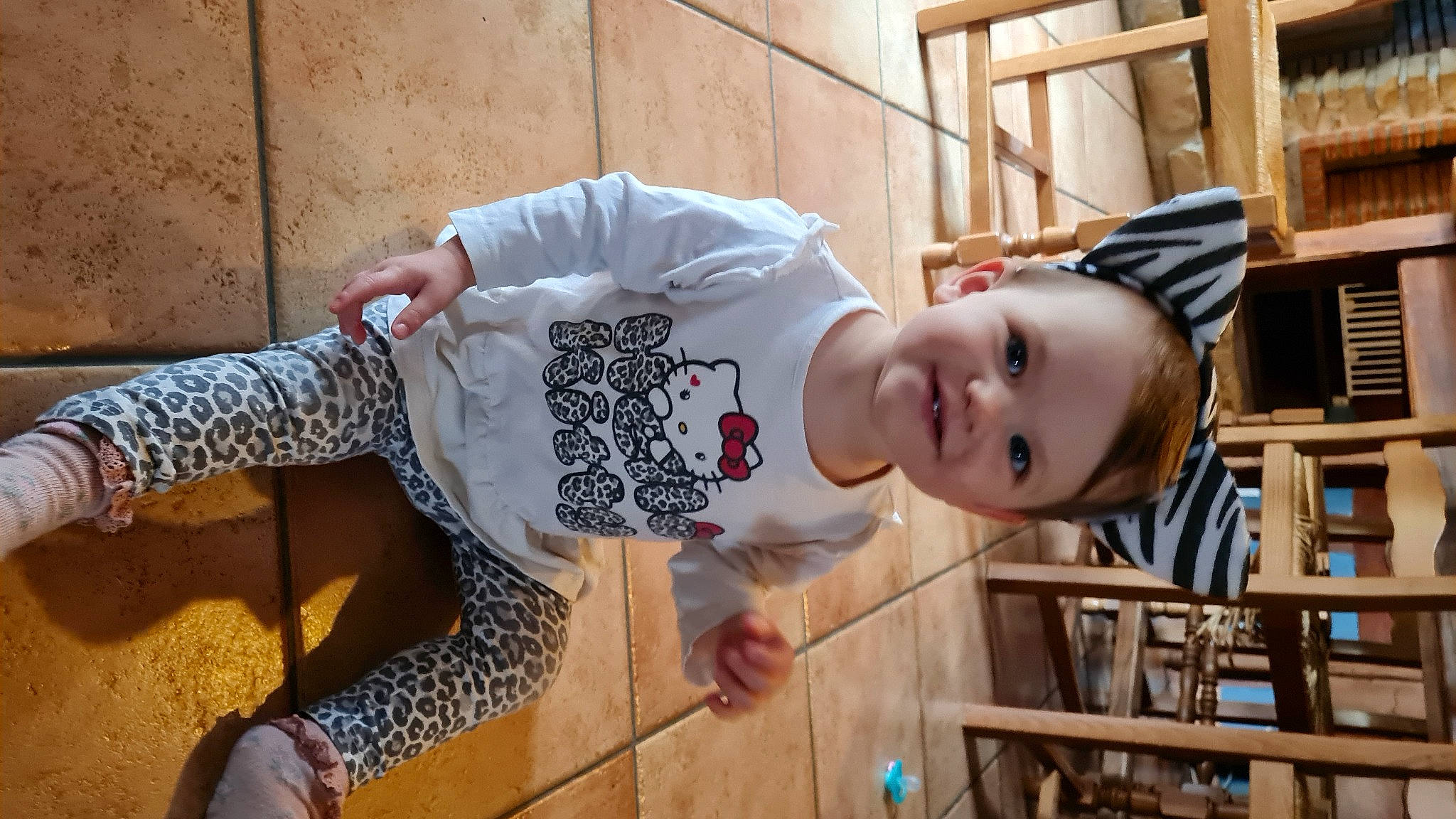 Léa participe au concours pour gagner de l'argent avec cette photo : baby, baby_toddler_clothing, child, costume, flooring, fun, happy, hardwood, hat, joy, pattern, person, room, shelf, sleeve, smile, t_shirt, textile, thigh, toddler