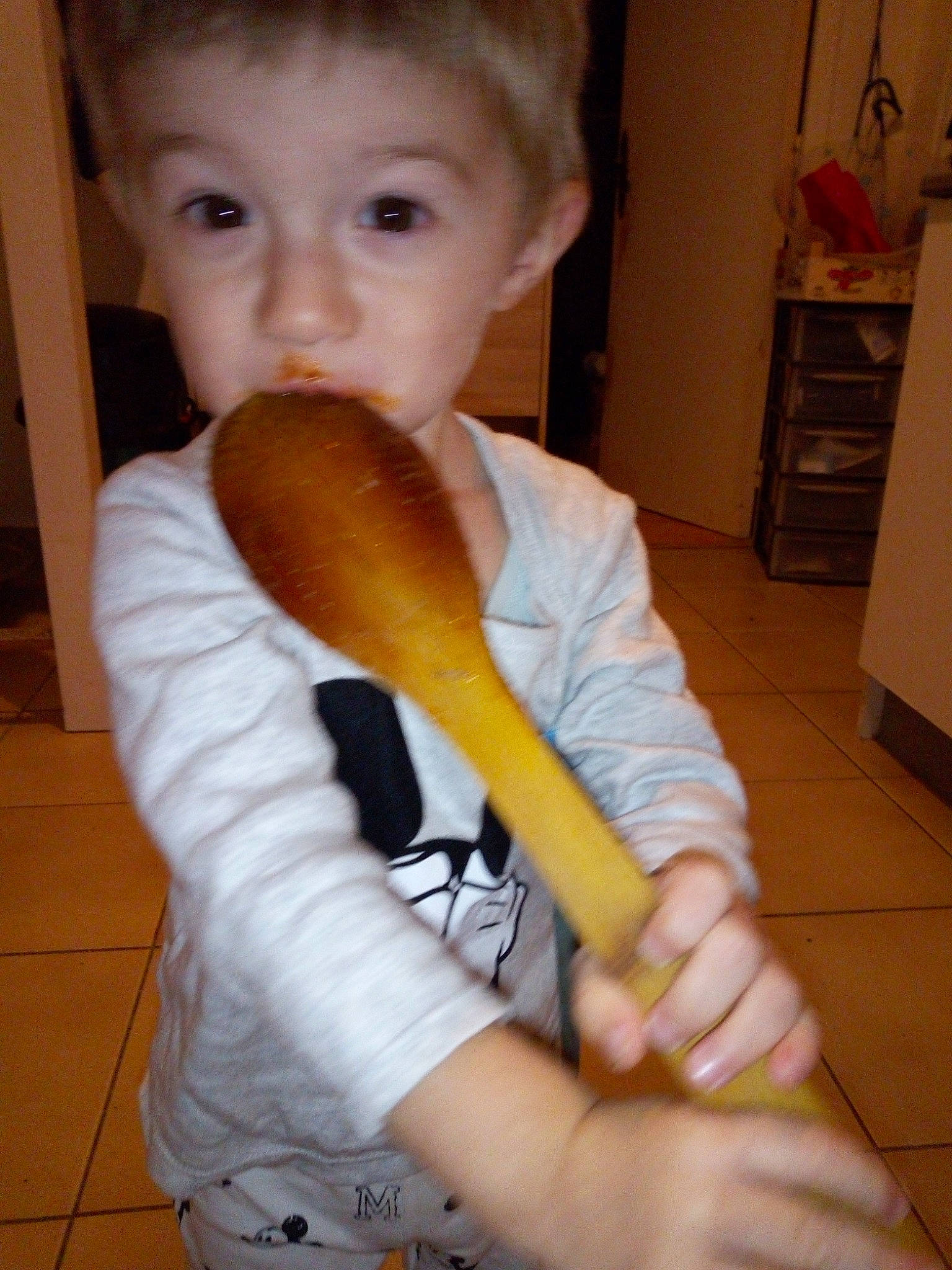 Enzo participe au concours pour gagner de l'argent avec cette photo : bread, child, person, toddler
