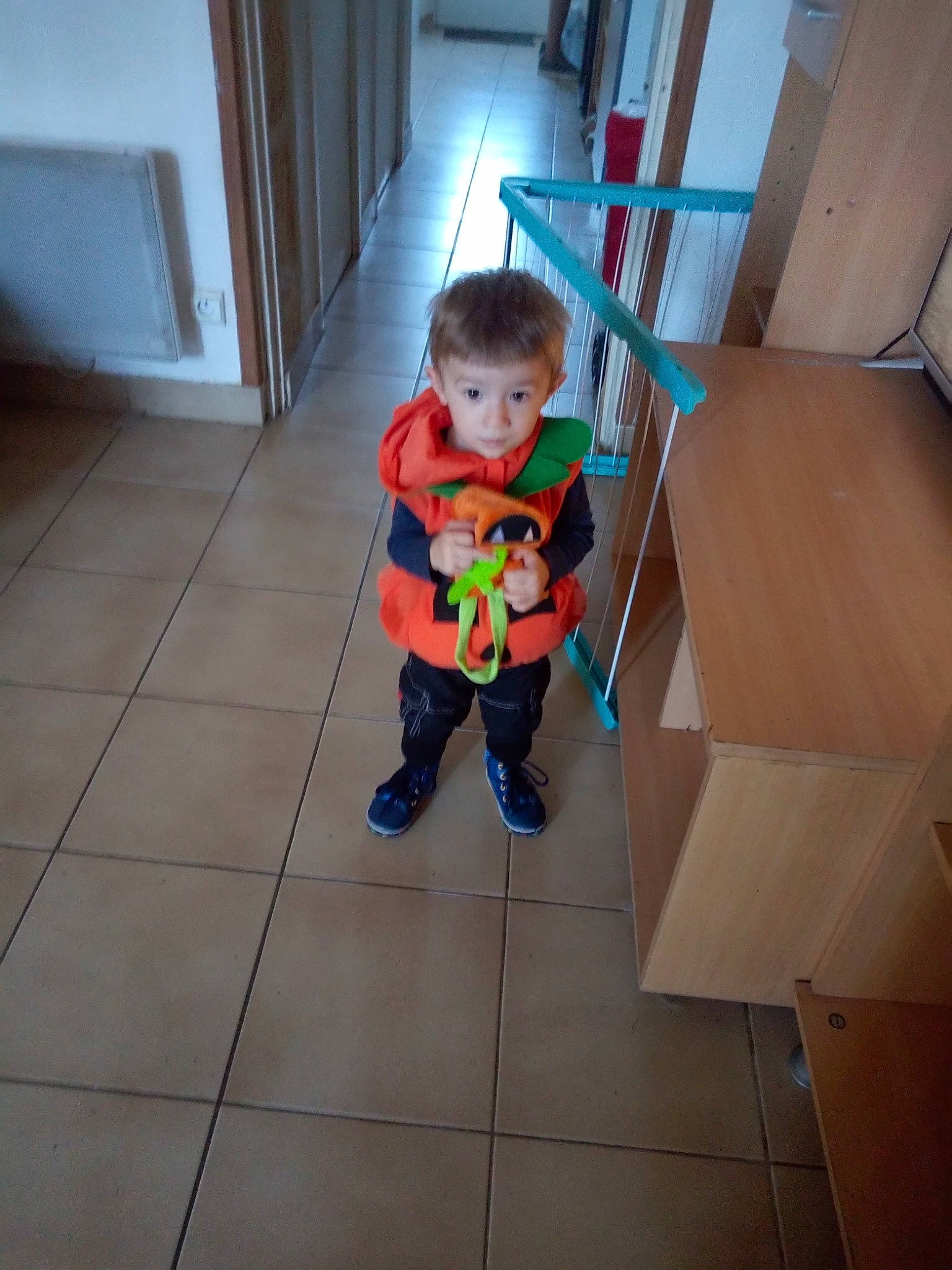 Enzo a rejoint le concours — aidez-le/la à gagner de superbes lots ! child, floor, flooring, leg, person, play, standing, tile, toddler