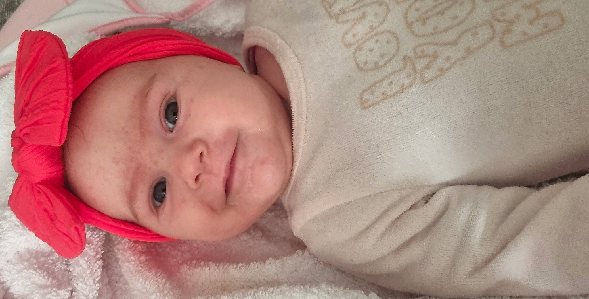 Léha participe au concours pour gagner de l'argent avec cette photo : baby, cheek, child, chin, comfort, eye, eyebrow, face, headgear, headwear, human_body, iris, joy, linens, lip, nose, person, product, skin, sleeve
