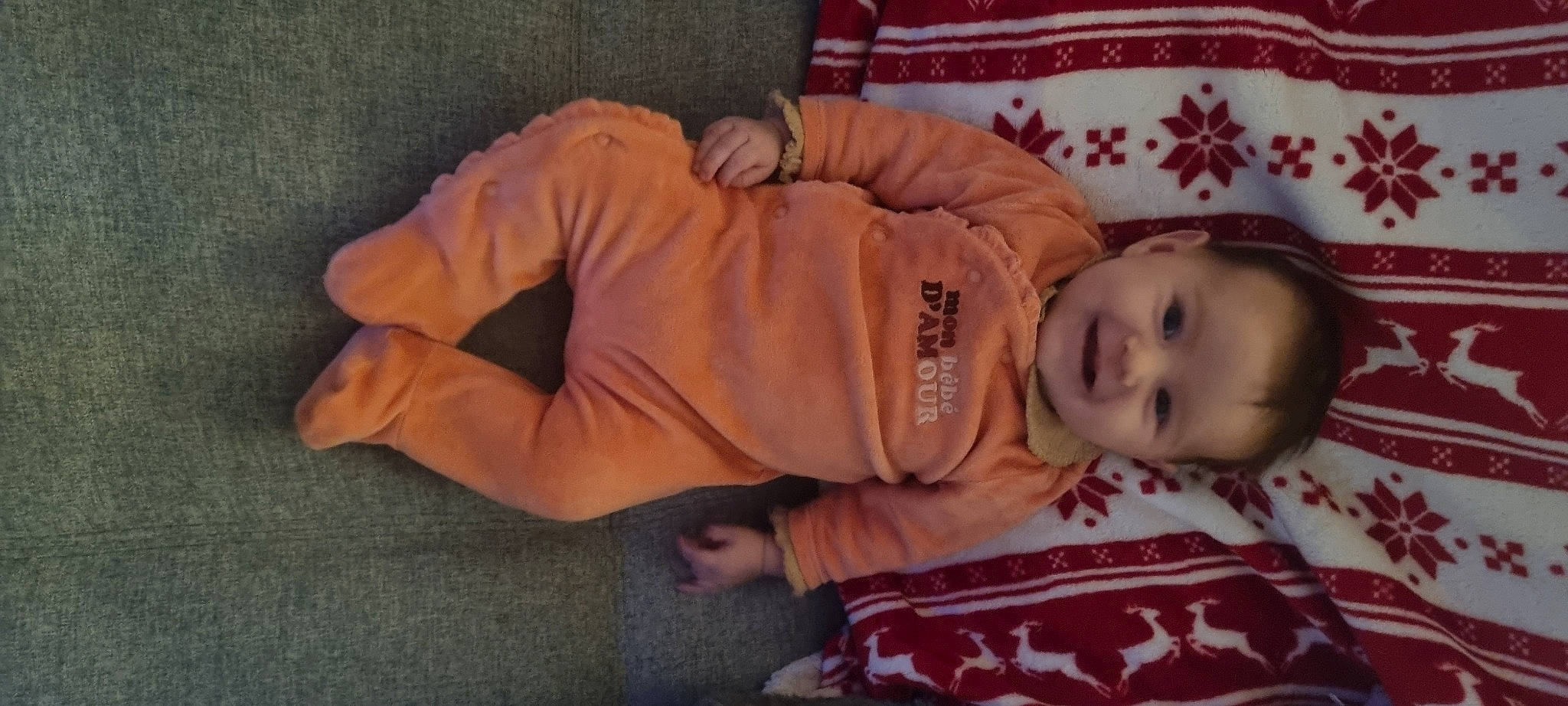 Léha a rejoint le concours — aidez-le/la à gagner de superbes lots ! baby, baby_products, baby_toddler_clothing, bedtime, cheek, child, comfort, fun, head, human_body, joy, pattern, person, room, sitting, skin, sleep, sleeve, smile, toddler