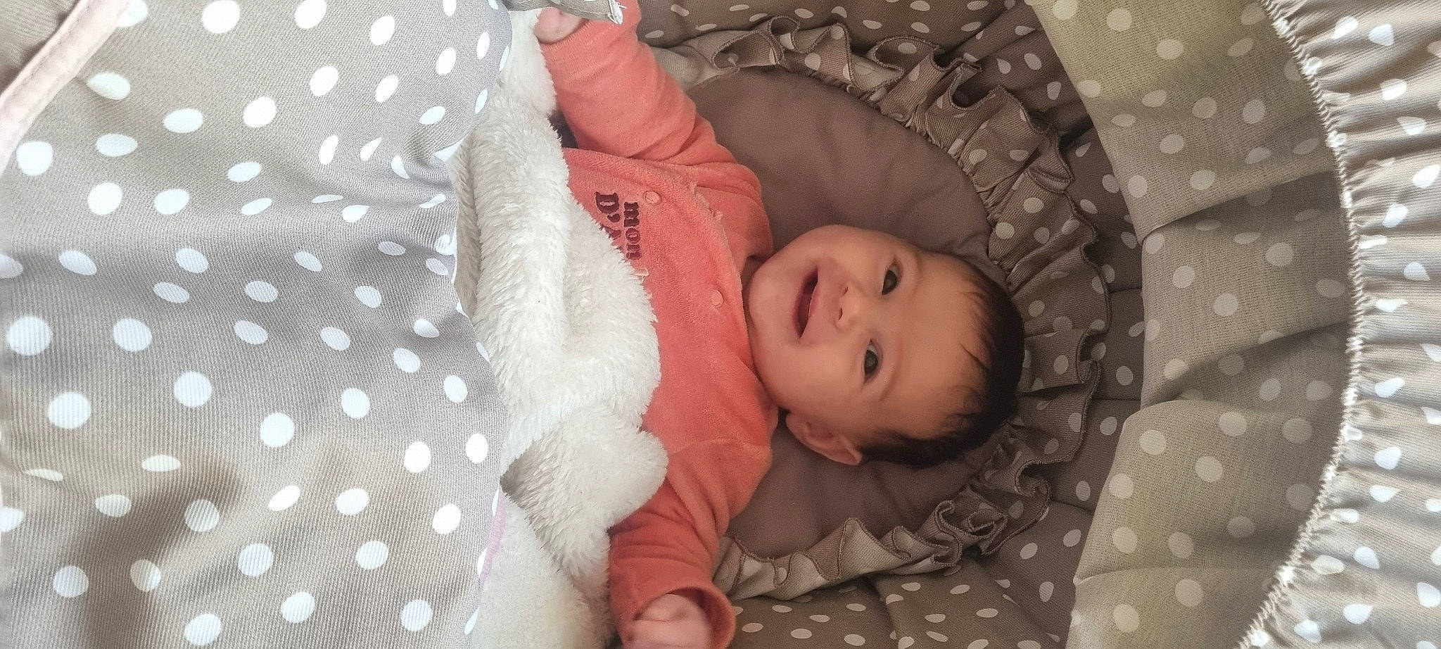 Léha a rejoint le concours — aidez-le/la à gagner de superbes lots ! baby, baby_products, baby_safety, baby_toddler_clothing, bed, bedding, bedtime, child, comfort, eye, head, infant_bed, joy, linens, pattern, person, product, room, skin, sleeve