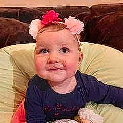 Gwendoline a rejoint le concours — aidez-le/la à gagner de superbes lots ! baby, baby_laughing, cheek, child, crown, ear, fashion_accessory, hair_accessory, head, headband, headgear, headpiece, joy, person, pink, skin, smile, toddler