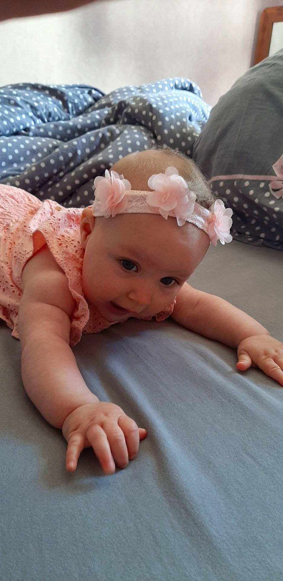 Gwendoline participe au concours pour gagner de l'argent avec cette photo : baby, child, finger, hair_accessory, hand, headband, headgear, headpiece, headwear, person, pink, skin, toddler