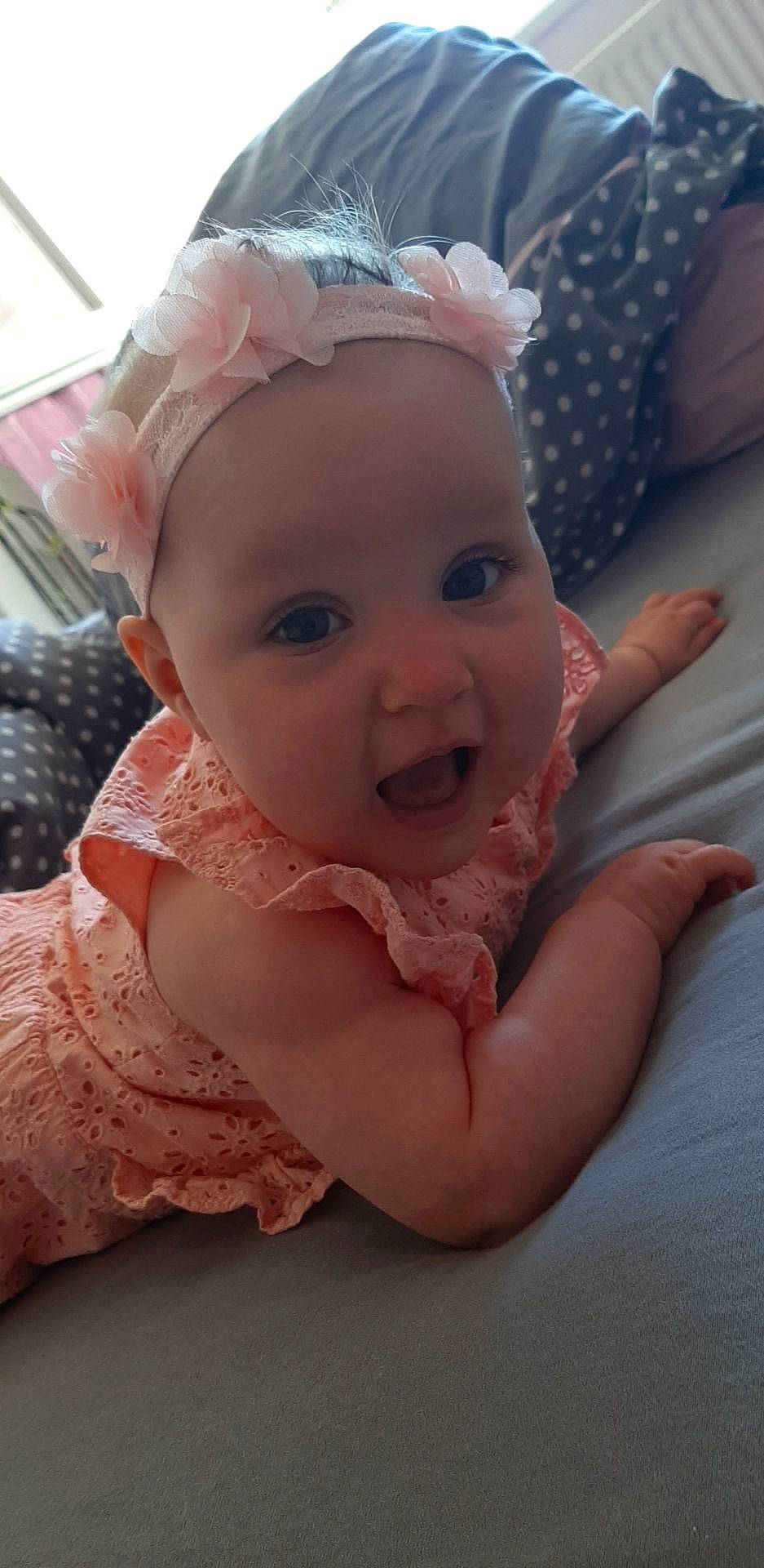 Gwendoline a rejoint le concours — aidez-le/la à gagner de superbes lots ! baby, cheek, child, ear, eye, face, fashion_accessory, fun, hair_accessory, head, headgear, lip, mouth, nose, person, pink, skin, smile, surprise, toddler