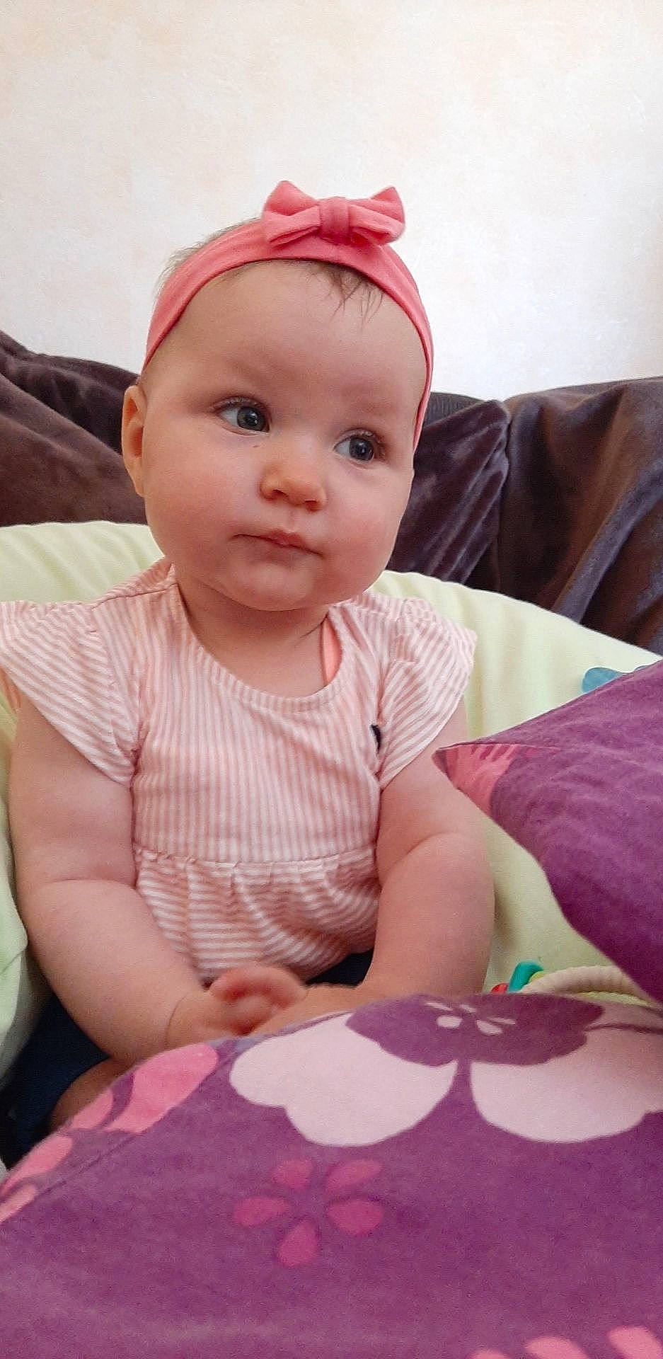 Gwendoline a rejoint le concours — aidez-le/la à gagner de superbes lots ! baby, baby_products, cheek, child, eye, face, forehead, head, headgear, lip, mouth, nose, person, pink, play, product, sitting, skin, smile, toddler