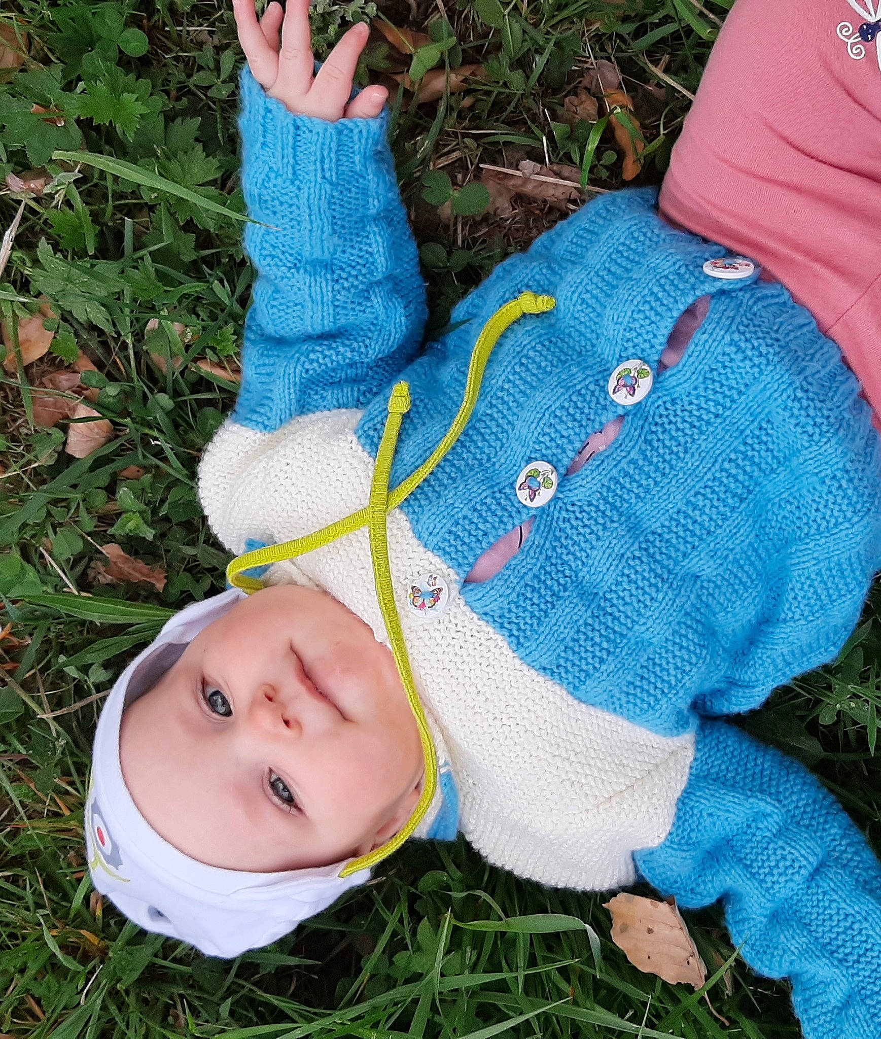 Gwendoline a rejoint le concours — aidez-le/la à gagner de superbes lots ! baby, blue, child, crochet, grass, hand, headgear, headwear, jeans, knitting, leaf, leg, outerwear, pattern, person, photography, plant, play, toddler, wool