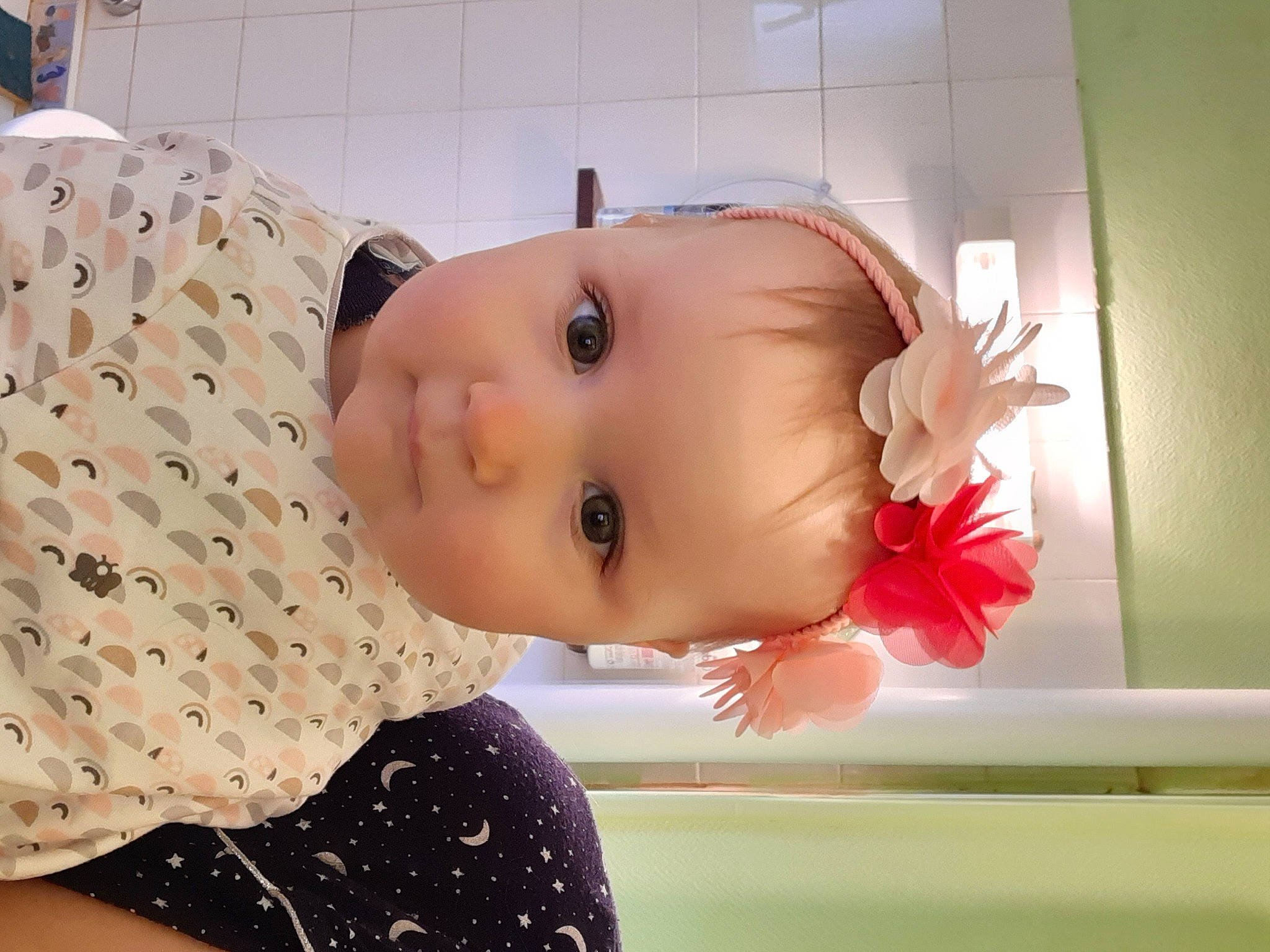 Gwendoline a rejoint le concours — aidez-le/la à gagner de superbes lots ! baby, bathing, beauty, cheek, child, chin, ear, eye, face, forehead, head, lip, mouth, neck, nose, person, pink, room, skin, toddler