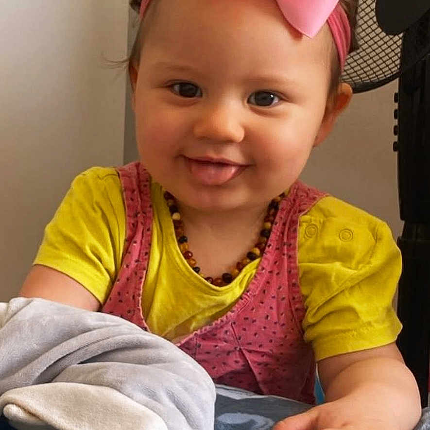 Ayumi Duarte a rejoint le concours — aidez-le/la à gagner de superbes lots ! baby, blanket, bow, child, cute, face, hand, happy, headband, indoor, infant, jewelry, necklace, person, pink, playful, portrait, smiling, tongue_out, yellow_shirt