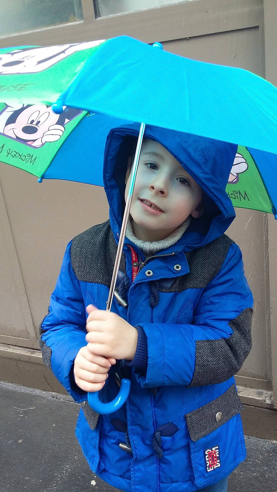 Sebastian a rejoint le concours — aidez-le/la à gagner de superbes lots ! blue, child, electric_blue, fashion_accessory, jacket, outerwear, person, rain, raincoat, smile, umbrella