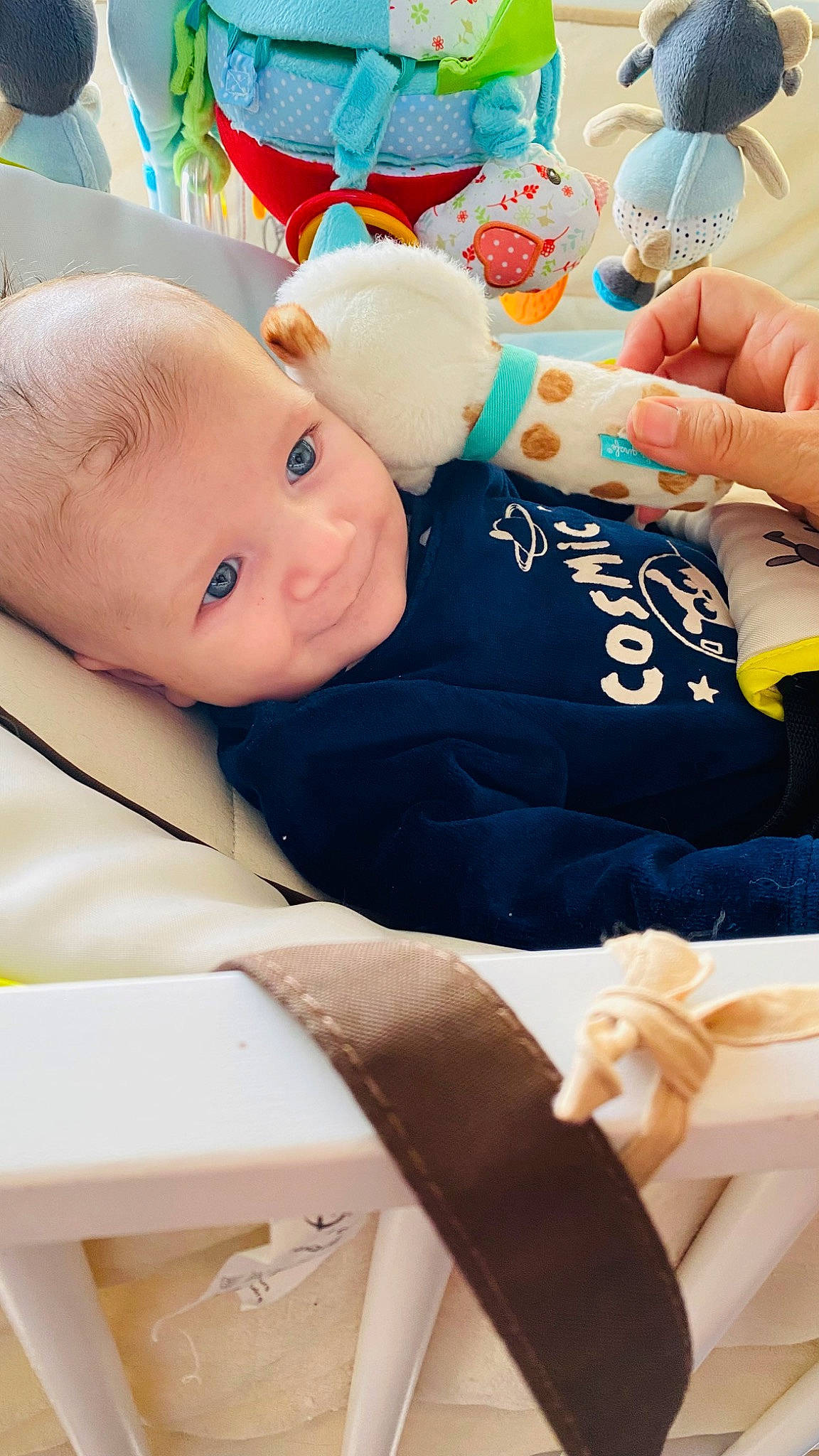 Maelo a rejoint le concours — aidez-le/la à gagner de superbes lots ! baby, baby_products, baby_toddler_clothing, child, comfort, drinkware, event, finger, happy, linens, person, room, sitting, smile, stuffed_toy, t_shirt, tableware, textile, toddler, toy