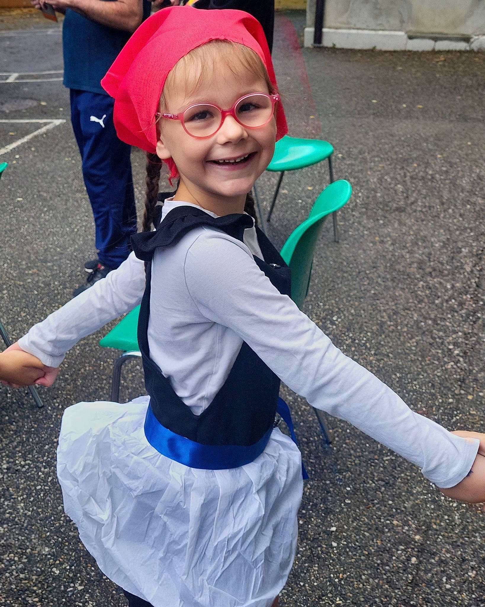 Nahë a rejoint le concours — aidez-le/la à gagner de superbes lots ! art, azure, child, cool, costume, electric_blue, entertainment, event, eye, fashion_accessory, fun, glove, grass, happy, human_leg, joy, people, person, purple, recreation