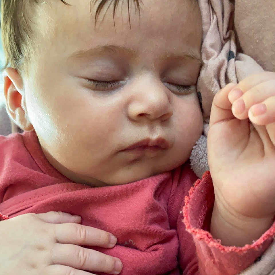 Mïa participe au concours pour gagner de l'argent avec cette photo : arm, baby, cheek, chin, comfort, ear, eye, eyebrow, eyelash, face, facial_expression, hand, head, human, lip, mouth, nose, organ, product, skin