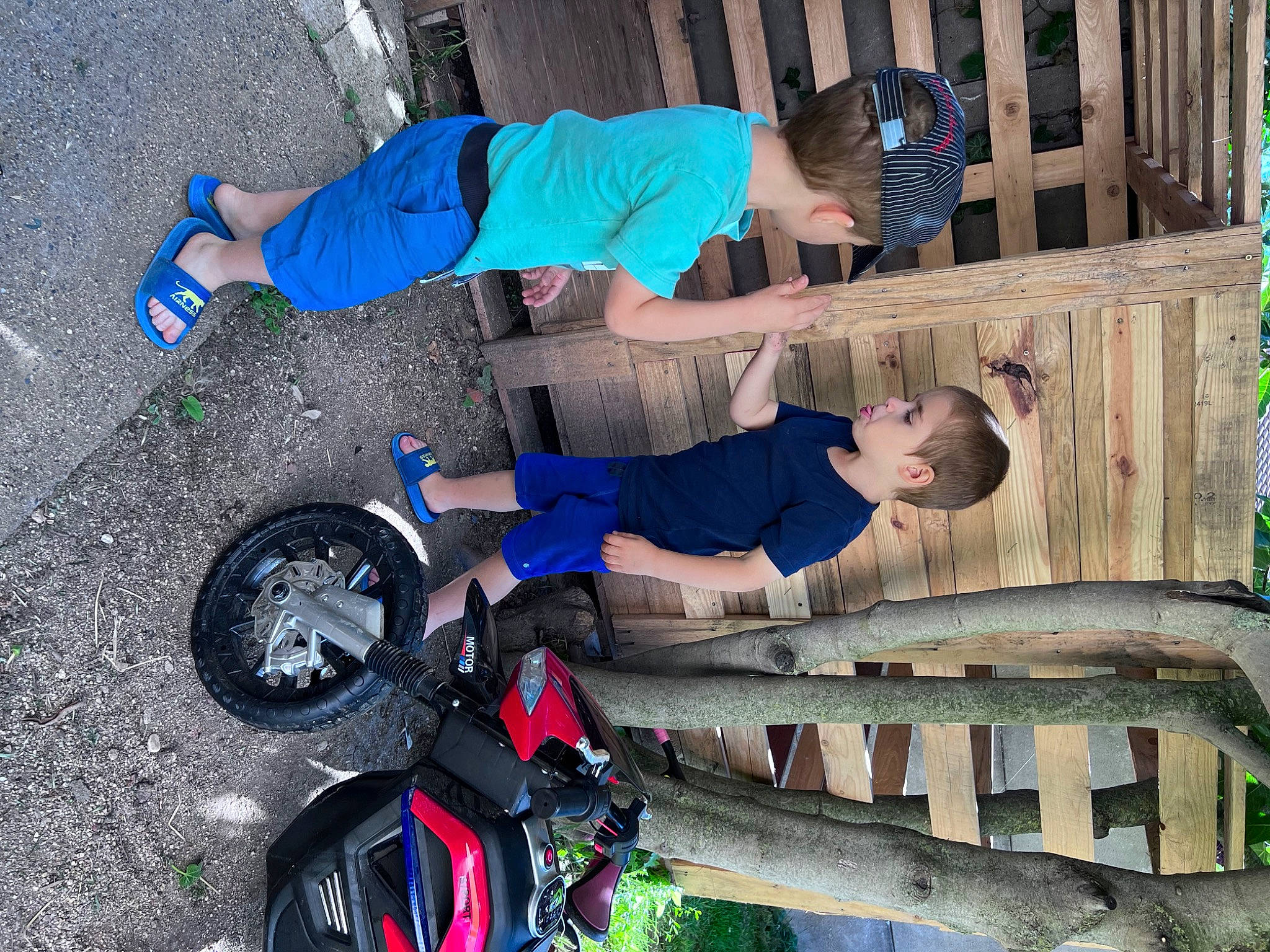 Henri participe au concours pour gagner de l'argent avec cette photo : automotive_tire, bicycle_tire, bicycle_wheel, blue, electric_blue, fun, green, leg, leisure, person, photograph, shoe, shorts, snapshot, sneakers, t_shirt, tire, vehicle, walking_shoe, wheel