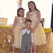 Mickaëlla a rejoint le concours — aidez-le/la à gagner de superbes lots ! child, children, boy, girls, dress, suit, balloon, party, celebration, formalwear, indoor, smile, happy, family, event, floor, table, decoration, portrait, cute