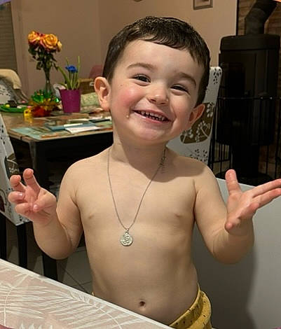 Milo a rejoint le concours — aidez-le/la à gagner de superbes lots ! arm, cheek, eye, eyebrow, face, finger, gesture, hairstyle, hand, head, human_body, joint, joy, mouth, muscle, nose, person, shoulder, skin, smile