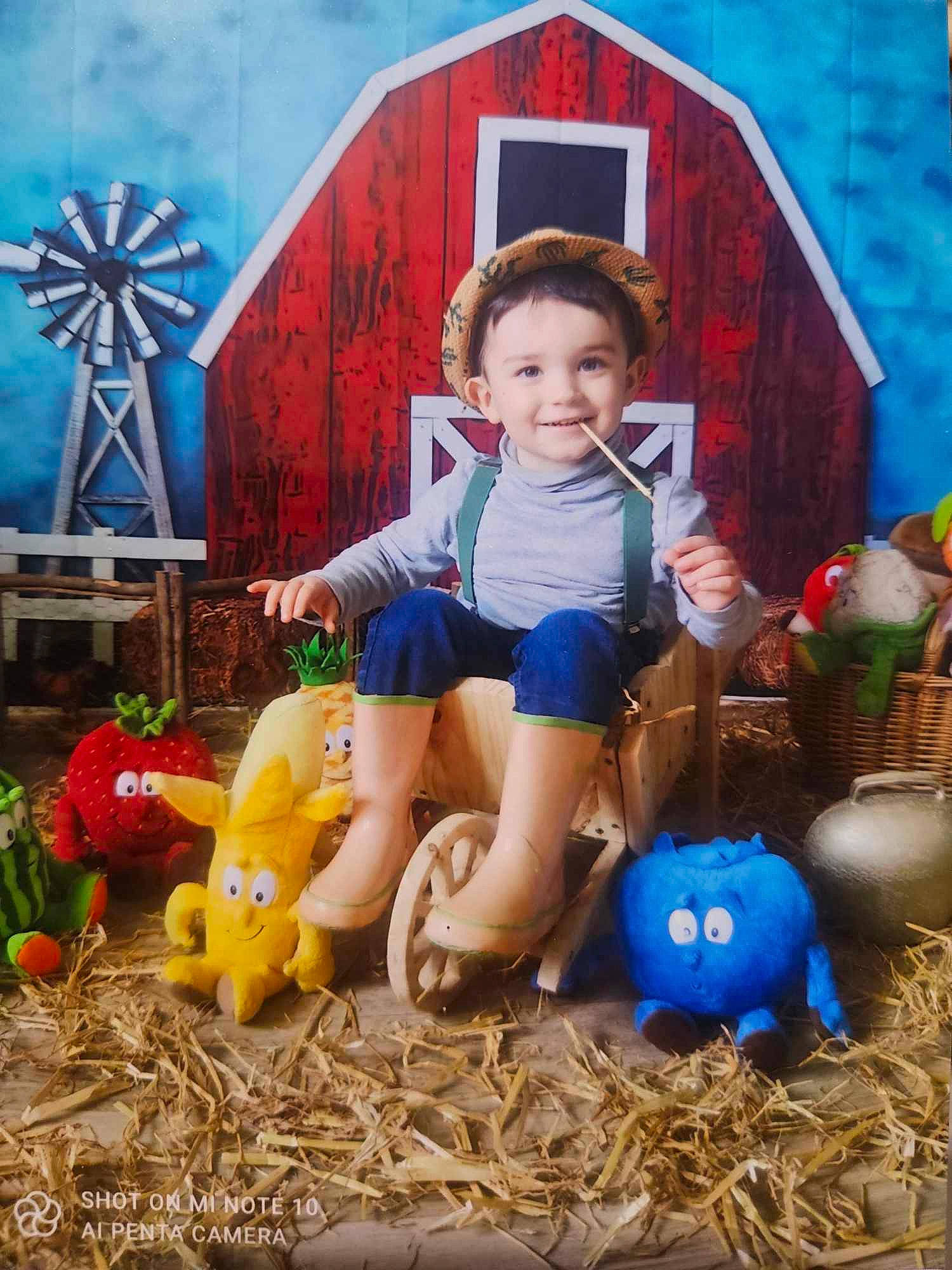 Milo a rejoint le concours — aidez-le/la à gagner de superbes lots ! art, baby, blue, child, electric_blue, fun, grass, happy, joy, leisure, people_in_nature, person, photograph, play, recreation, sitting, t_shirt, toddler, toy, wind