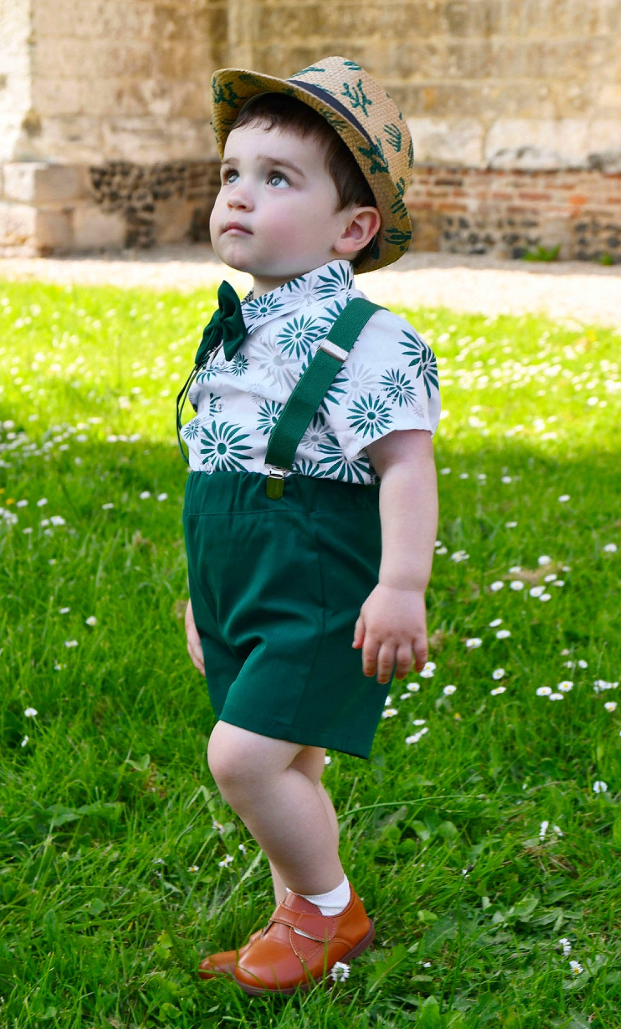 Milo participe au concours pour gagner de l'argent avec cette photo : baby_toddler_clothing, clothing, costume_hat, fun, grass, grass_family, grassland, happy, hat, lawn, pattern, people_in_nature, person, photograph, plant, skin, sleeve, standing, summer, sun_hat