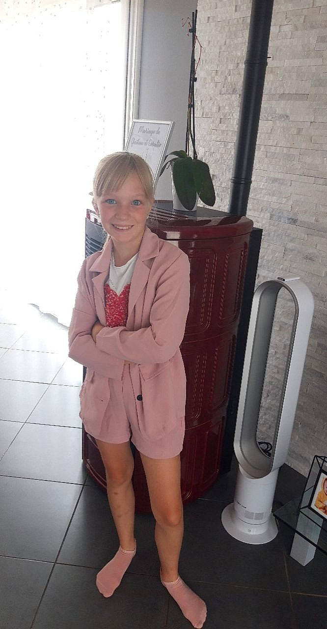Mylana a rejoint le concours — aidez-le/la à gagner de superbes lots ! blazer, blond, chair, child, dress, fashion_design, flooring, formal_wear, hairstyle, human_leg, joint, joy, knee, person, shoulder, sitting, sleeve, smile, suit, thigh