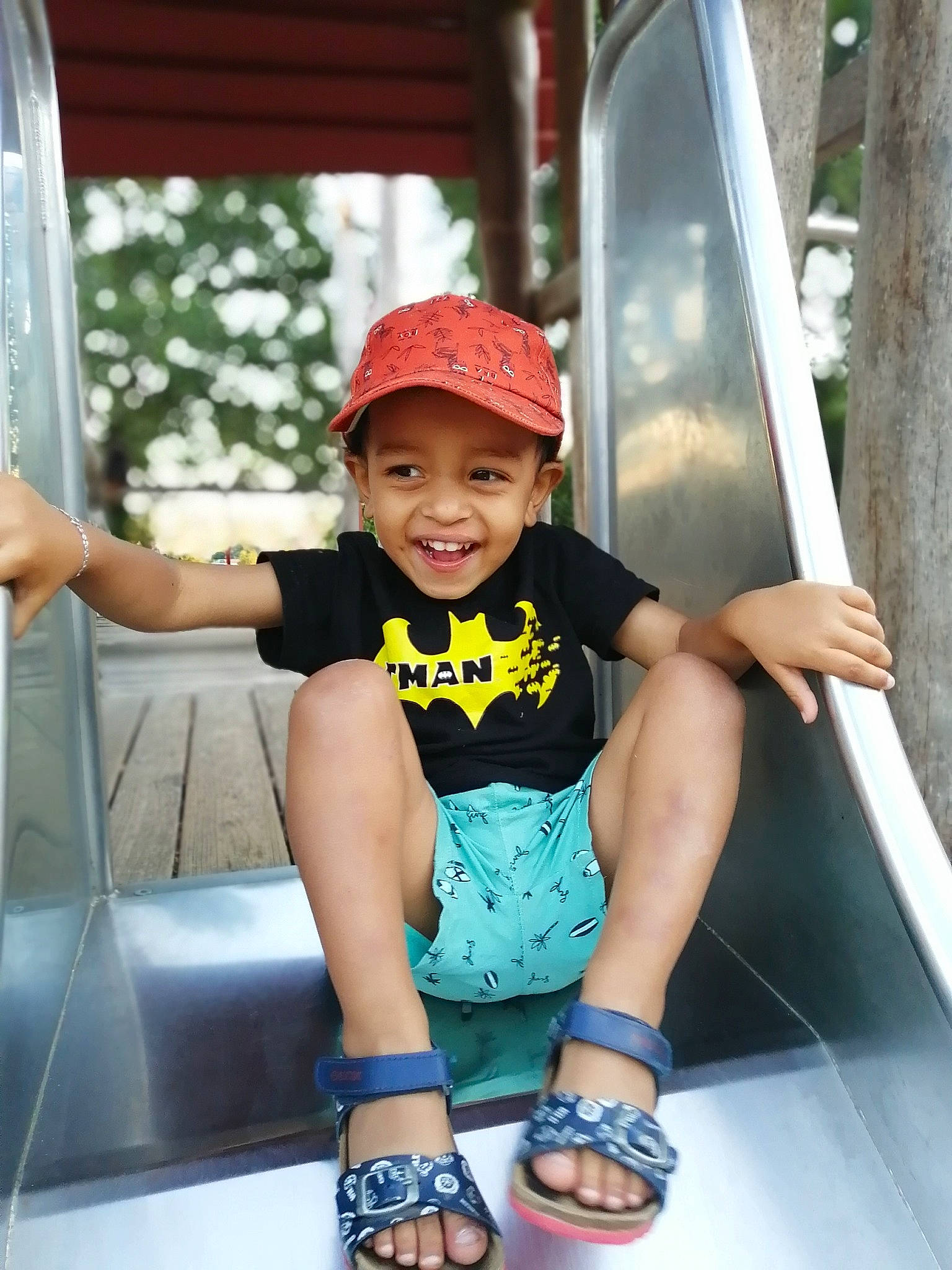 Aïden a rejoint le concours — aidez-le/la à gagner de superbes lots ! baseball_cap, cap, child, cool, curtain, flash_photography, fun, happy, hat, headwear, human_leg, joy, leisure, person, playground, recreation, shorts, sitting, smile, standing