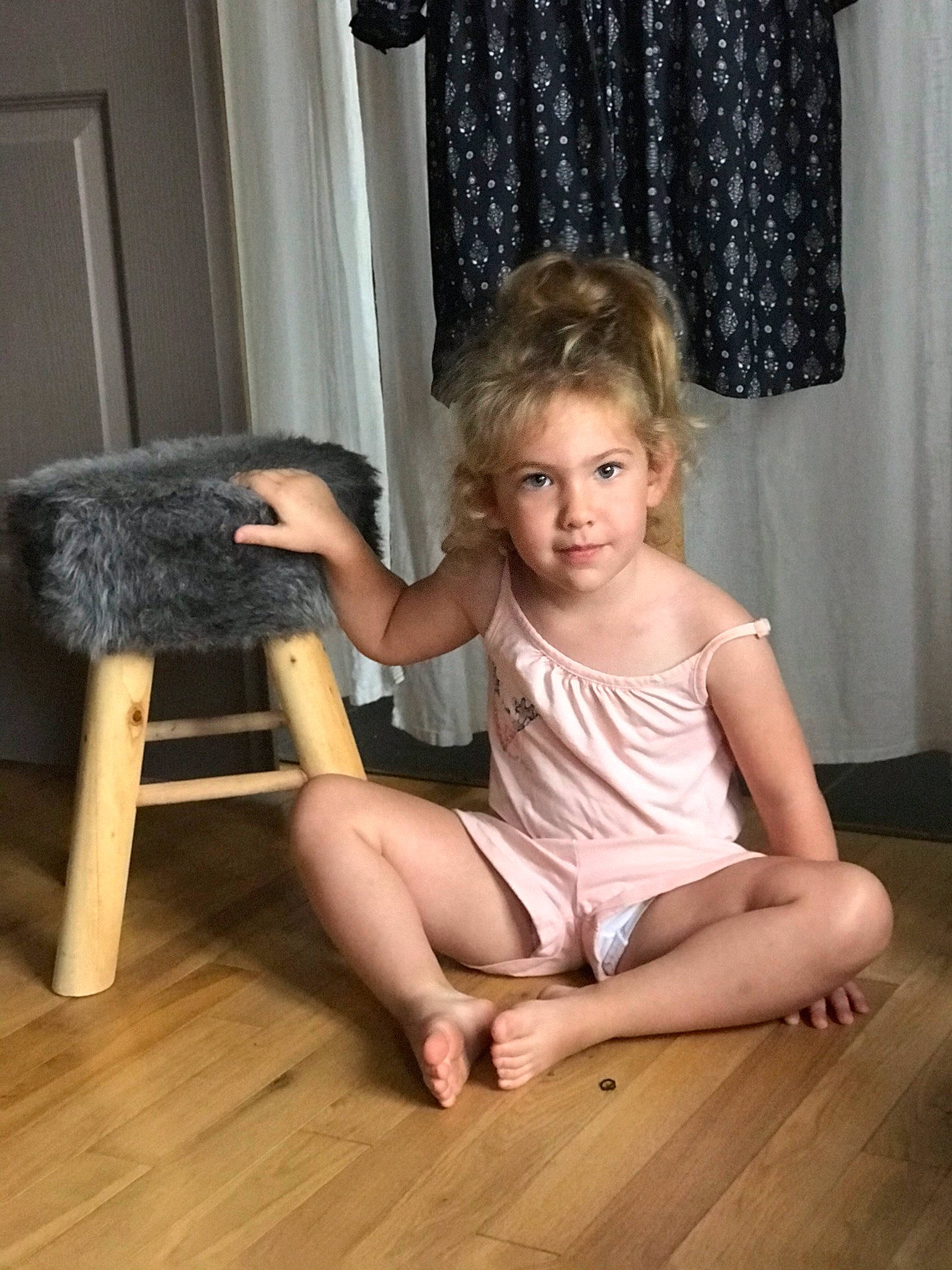 Hanna a rejoint le concours — aidez-le/la à gagner de superbes lots ! barefoot, chair, child, floor, furniture, human_leg, leg, person, sitting, toddler