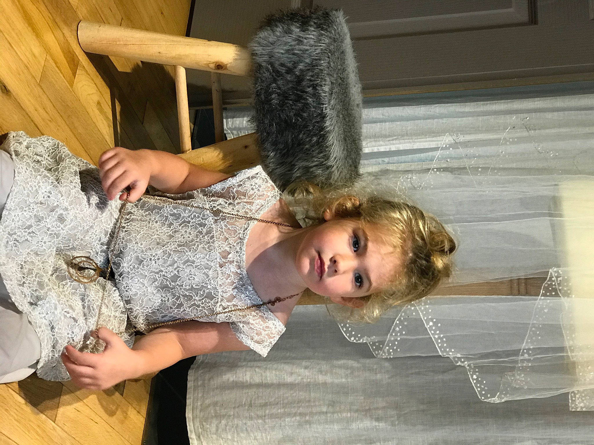 Hanna participe au concours pour gagner de l'argent avec cette photo : ceremony, child, dress, fashion, fun, leg, long_hair, person