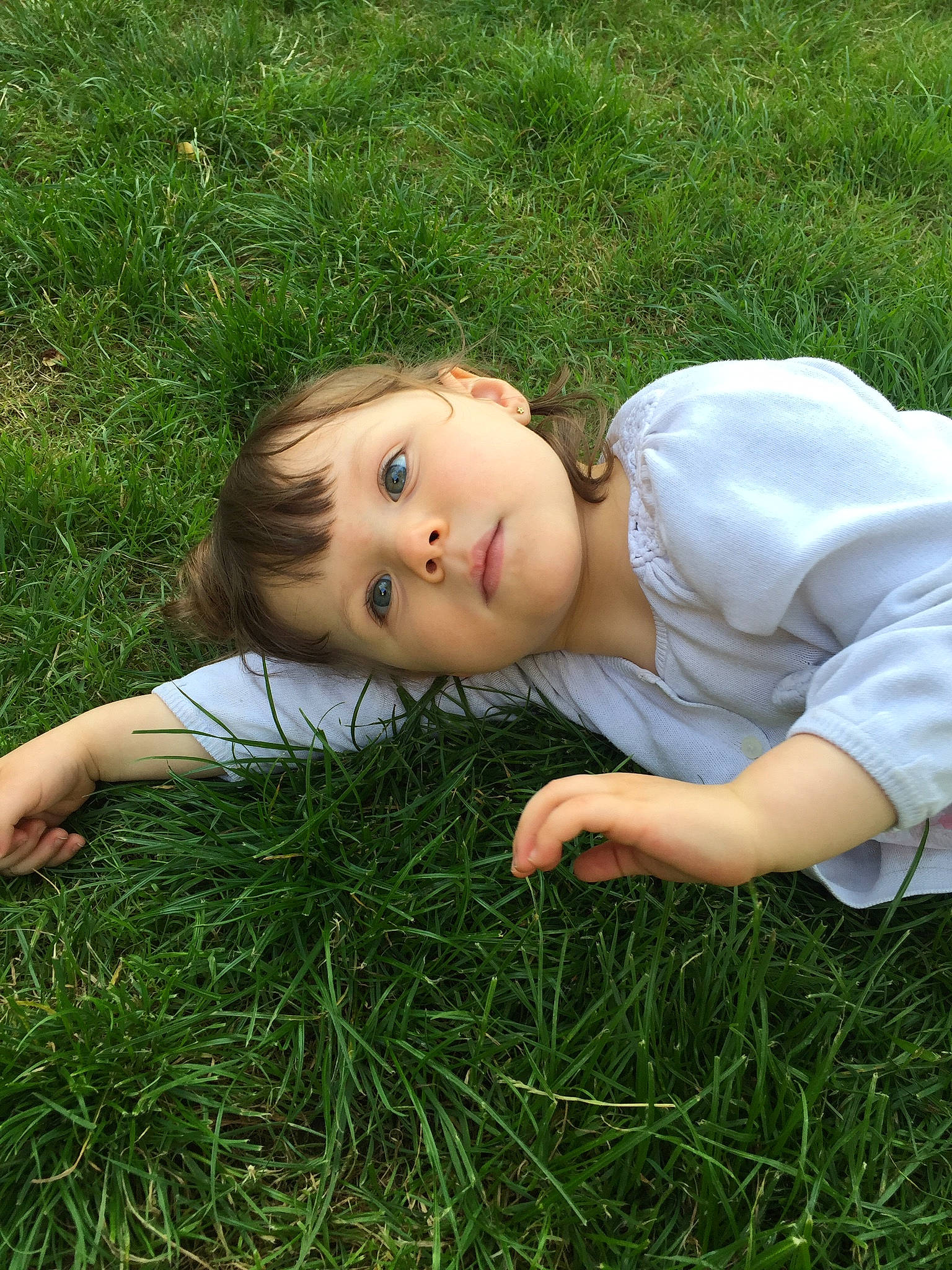Océane a rejoint le concours — aidez-le/la à gagner de superbes lots ! baby_toddler_clothing, child, fun, garden, grass, grass_family, grassland, happy, lawn, mammal, meadow, pasture, people_in_nature, person, plant, prairie, sitting, skin, toddler, vacation