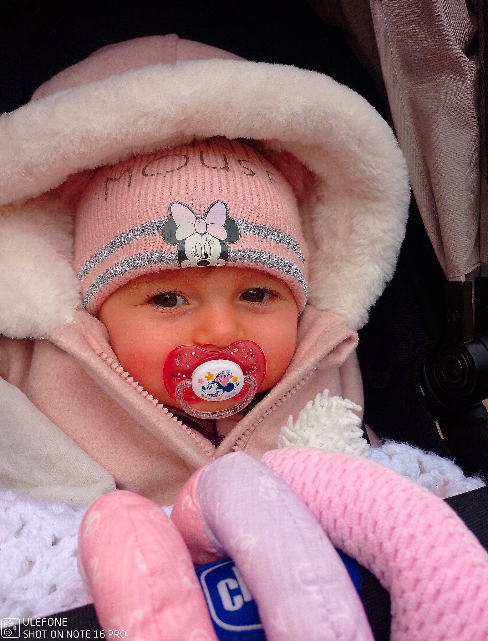 Manon participe au concours pour gagner de l'argent avec cette photo : baby, baby_sleeping, baby_toddler_clothing, cap, cheek, chin, comfort, eye, eyebrow, eyelash, face, finger, head, headwear, human_body, iris, lip, mouth, nose, person