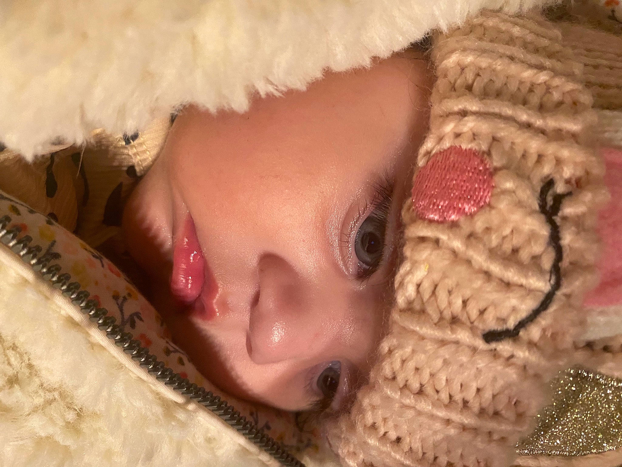 Macrina a rejoint le concours — aidez-le/la à gagner de superbes lots ! art, black_hair, cap, eyebrow, eyelash, eyewear, fawn, hair, hand, headgear, headwear, human_body, knit_cap, lip, organ, person, pink, skin, textile, tree