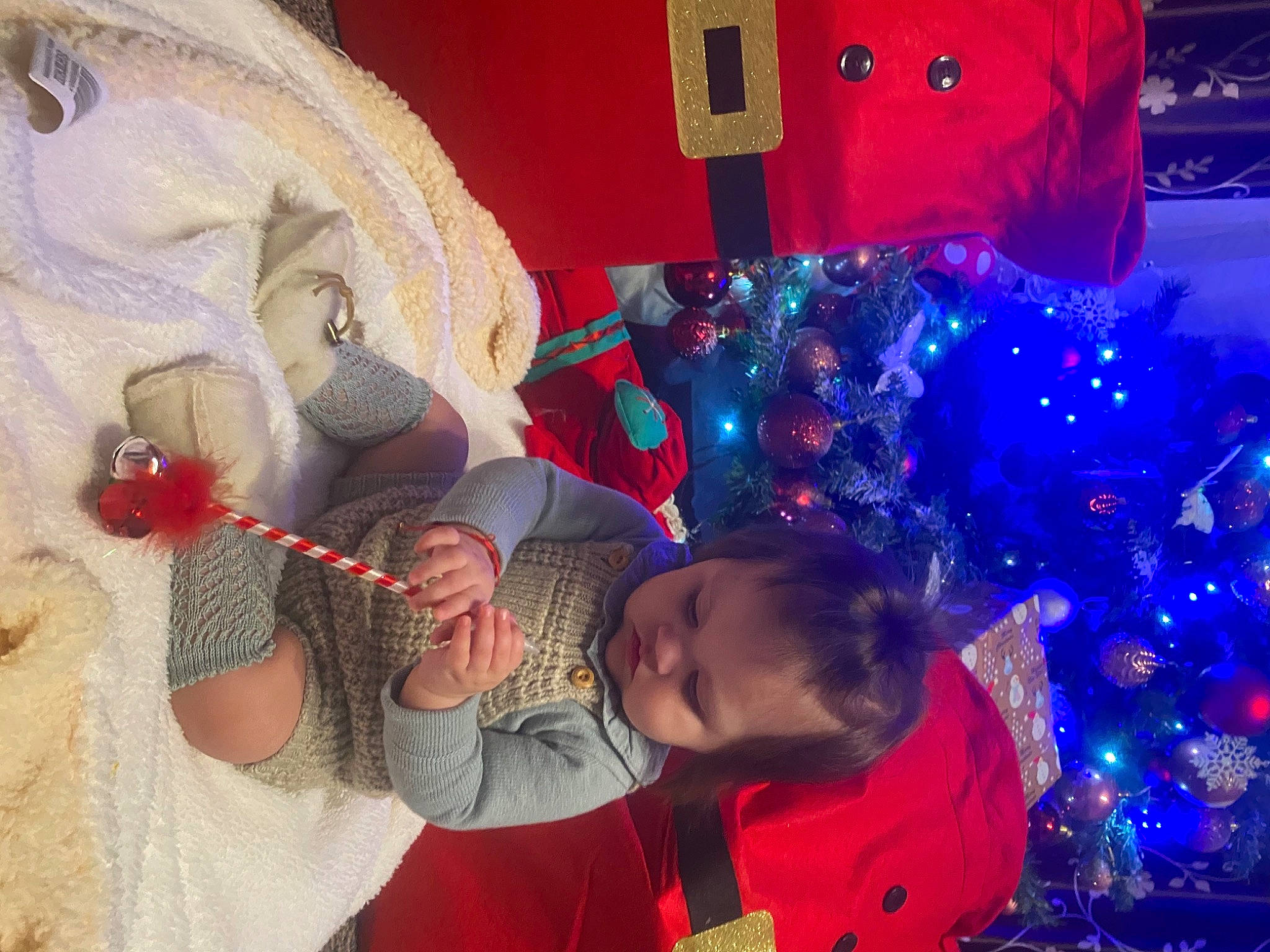 Macrina participe au concours pour gagner de l'argent avec cette photo : arm, christmas, christmas_decoration, christmas_eve, christmas_ornament, christmas_tree, electric_blue, event, fun, holiday, holiday_ornament, lap, magenta, ornament, person, plant, purple, room, toddler, tradition