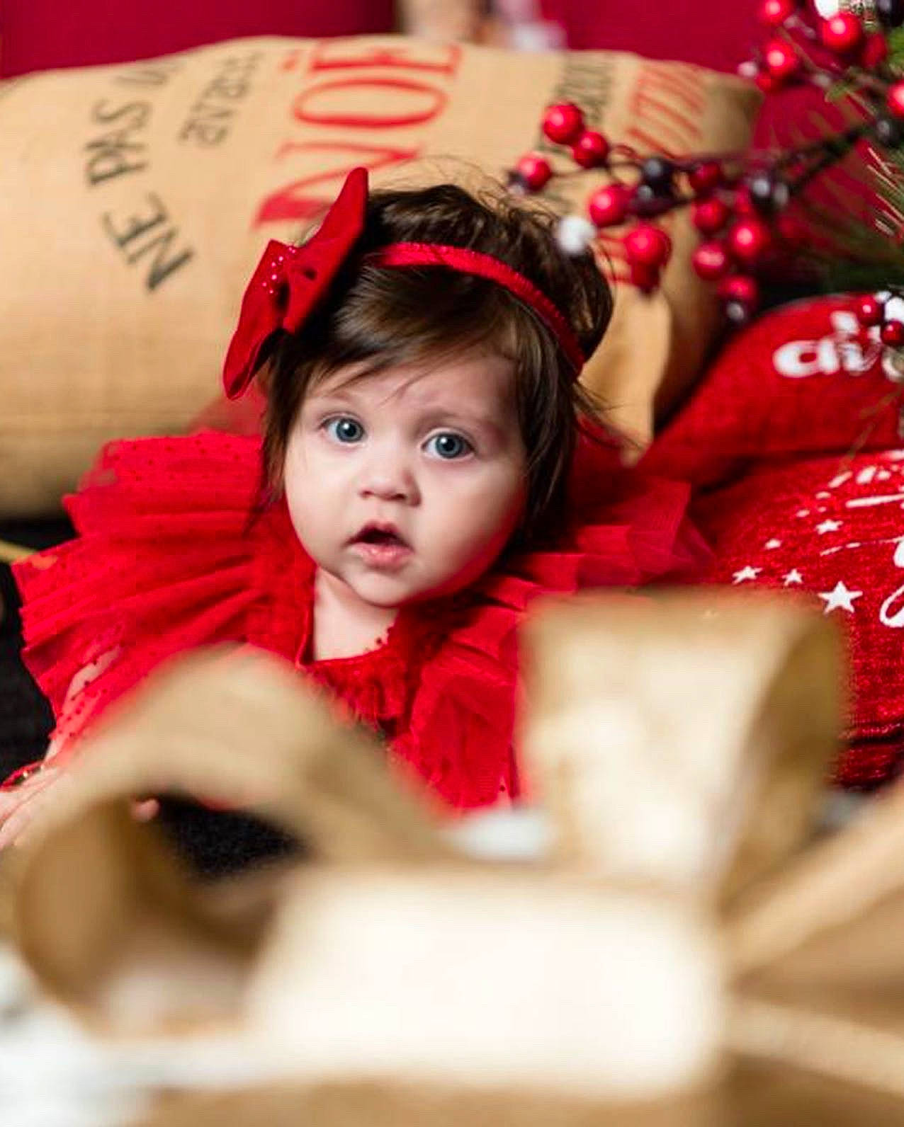 Macrina participe au concours pour gagner de l'argent avec cette photo : beauty, child, christmas_ornament, christmas_tree, event, eye, eyelash, face, facial_expression, flash_photography, fun, happy, head, lip, people, person, skin, snapshot, toddler, tradition
