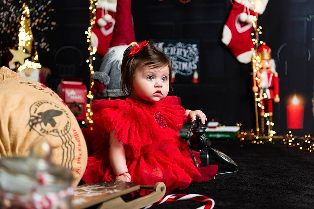 Macrina a rejoint le concours — aidez-le/la à gagner de superbes lots ! child, chinese_new_year, christmas, christmas_decoration, christmas_eve, christmas_ornament, costume, decoration, entertainment, event, festival, fun, happy, holiday, lighting, magenta, person, recreation, snapshot, surprise