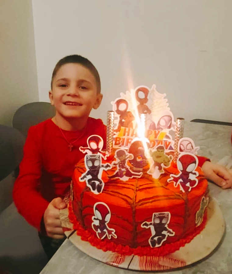 Gurami a rejoint le concours — aidez-le/la à gagner de superbes lots ! birthday_cake, boy, cake, cake_toppers, cartoon_characters, celebration, chair, child, decorations, festive, food, happy, indoor, party, person, red_shirt, smiling, sparkler, superhero, table