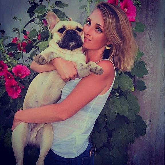 Nako a rejoint le concours — aidez-le/la à gagner de superbes lots ! beauty, bulldog, canidae, carnivore, companion_dog, dog, dog_breed, fawn, french_bulldog, happy, hug, human, interaction, love, non_sporting_group, pug, puppy, puppy_love, skin, smile