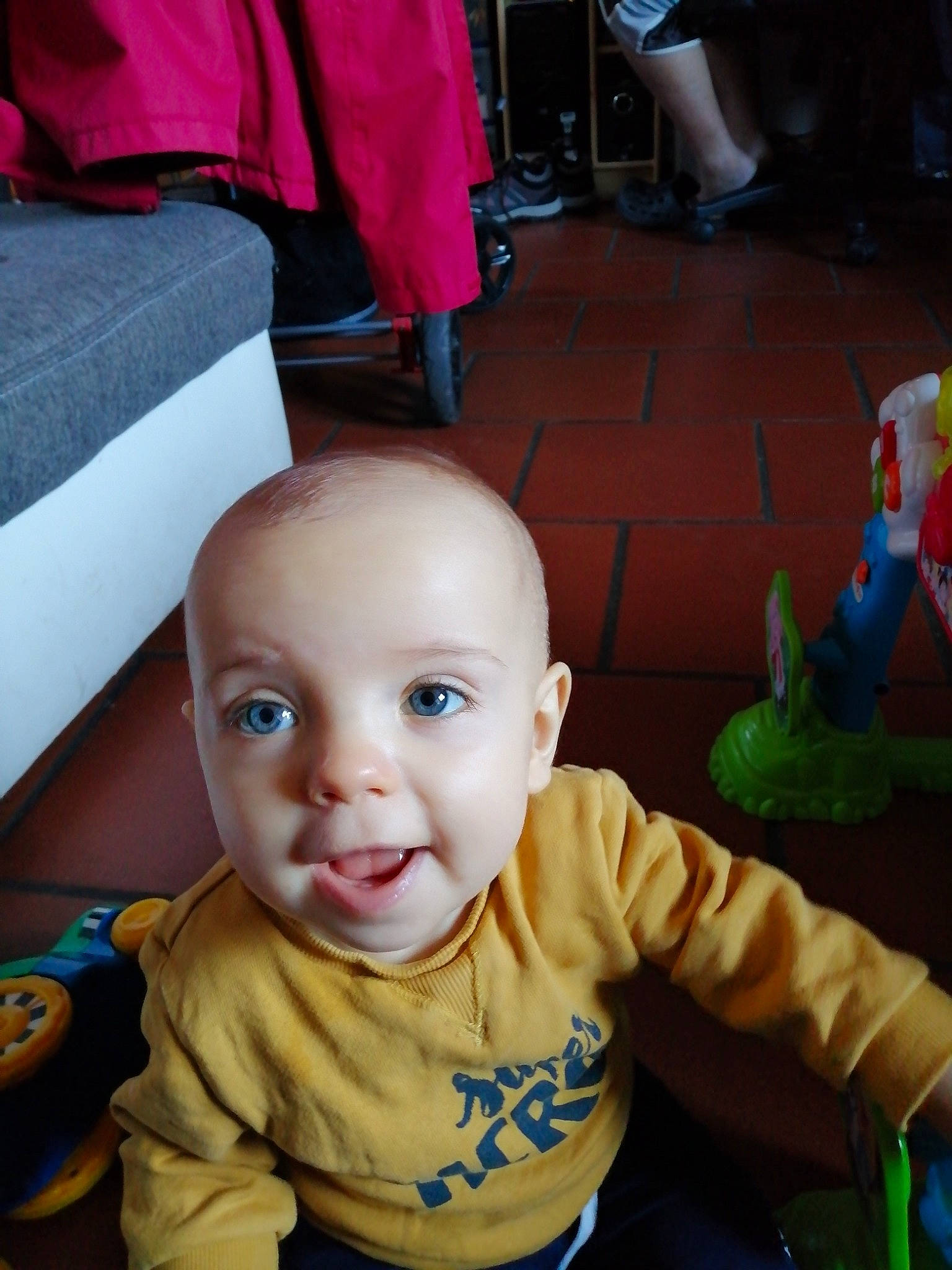 Batiste participe au concours pour gagner de l'argent avec cette photo : baby, baby_products, baby_toddler_clothing, baby_toys, cheek, child, drum, ear, input_device, person, plastic, remote_control, toddler, tongue, toy