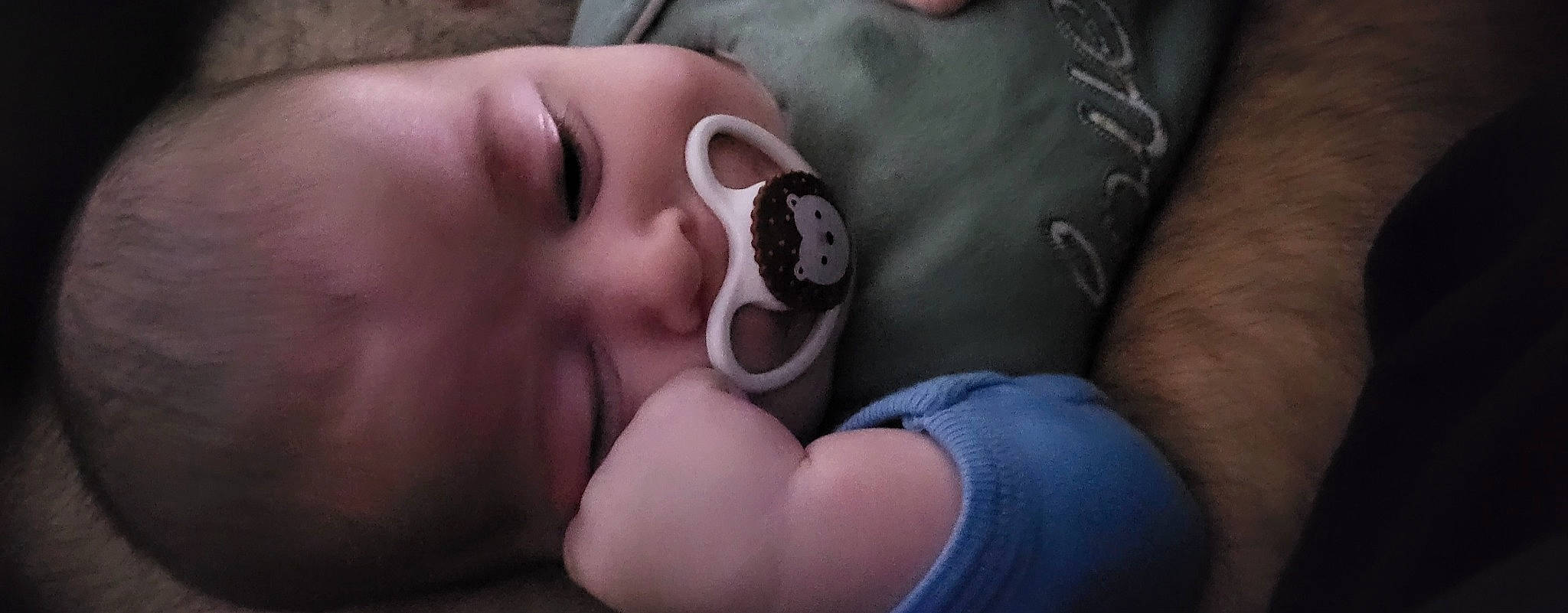 Alix participe au concours pour gagner de l'argent avec cette photo : baby, baby_toddler_clothing, cheek, chest, child, comfort, elbow, eyebrow, eyelash, finger, hand, human_leg, iris, linens, lip, mouth, nail, nose, person, skin